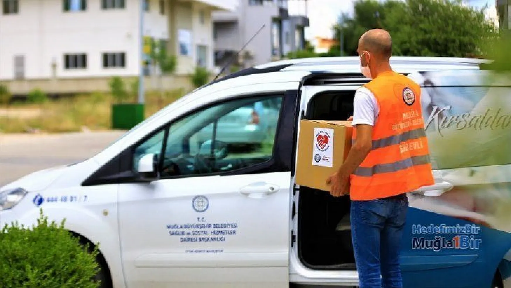 Muğla Büyükşehir Belediyesinden 24 bin aileye yardım kolisi