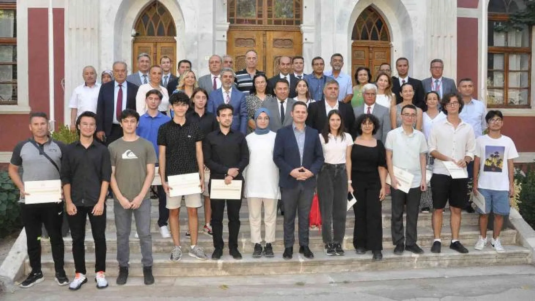 Muğla'da 2022 YKS'de başarılı olan öğrenciler ödüllendirildi