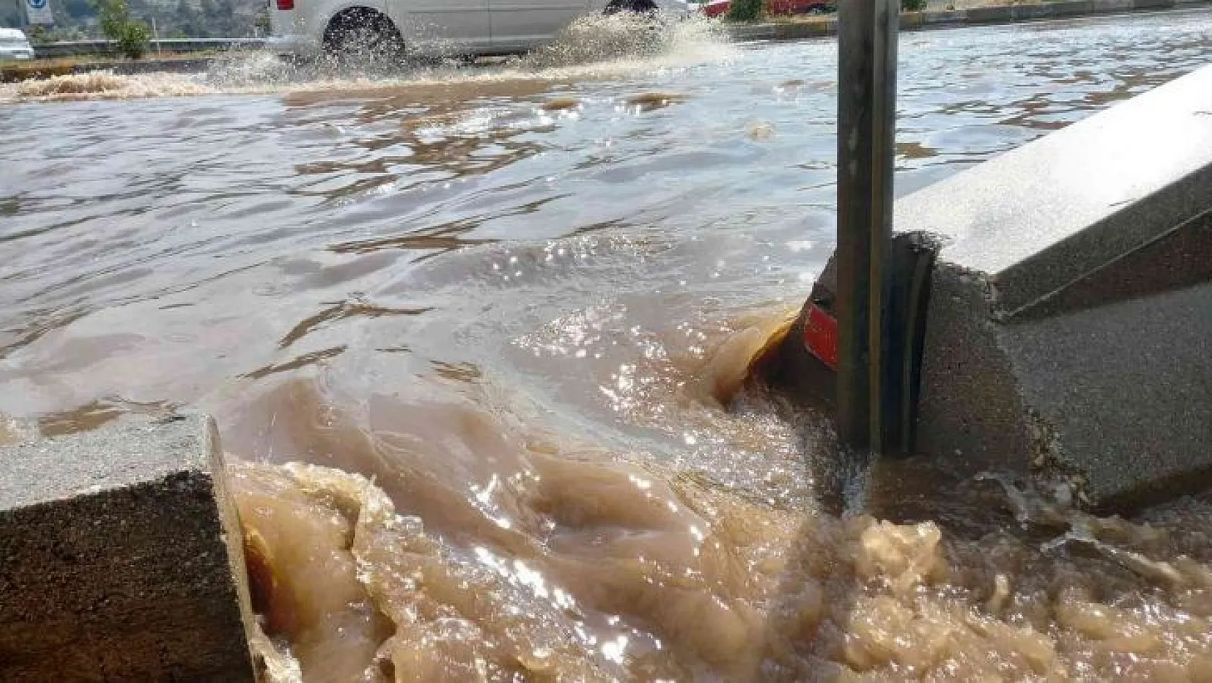 Muğla'da yaz yağmuru su birikintisine sebep oldu