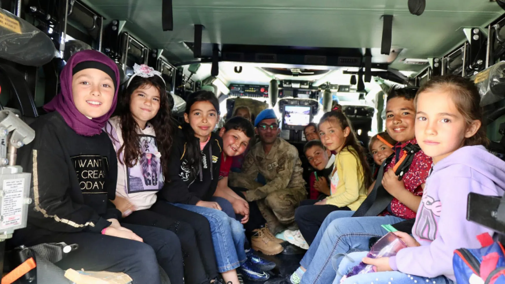 Muğla Jandarması 23 Nisan'da çocuklara bayram coşkusu yaşattı