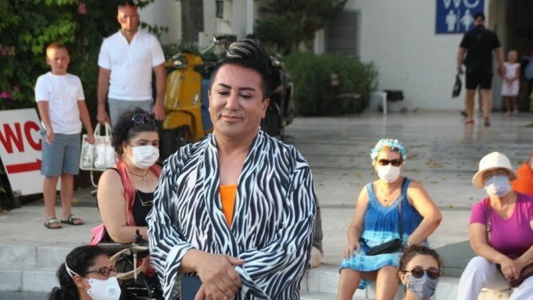 Murat Övüç eylemci kadınlar tarafından kovuldu