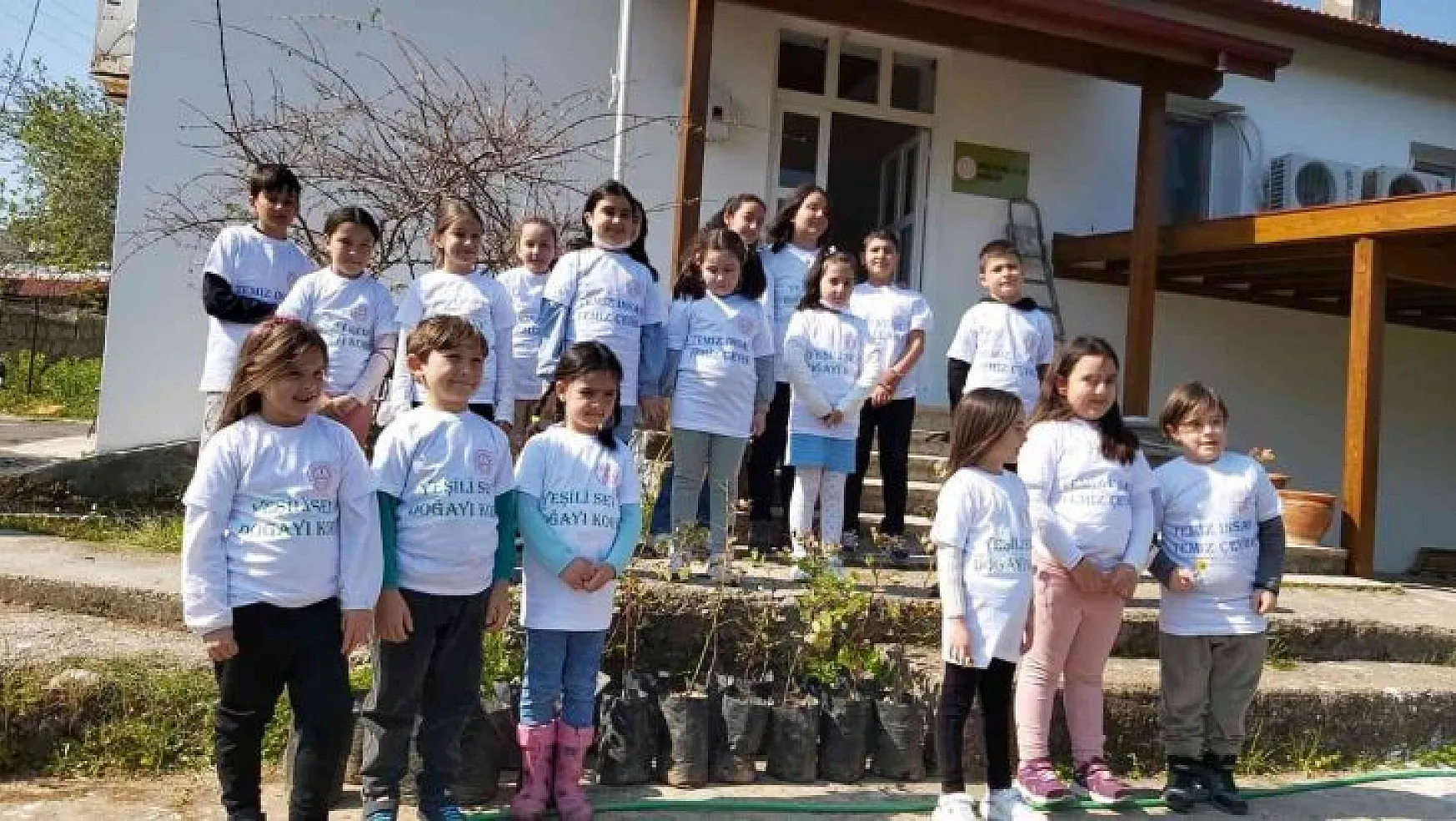 Öğrenciler Datça'da 25 adet harnup fidanı dikti