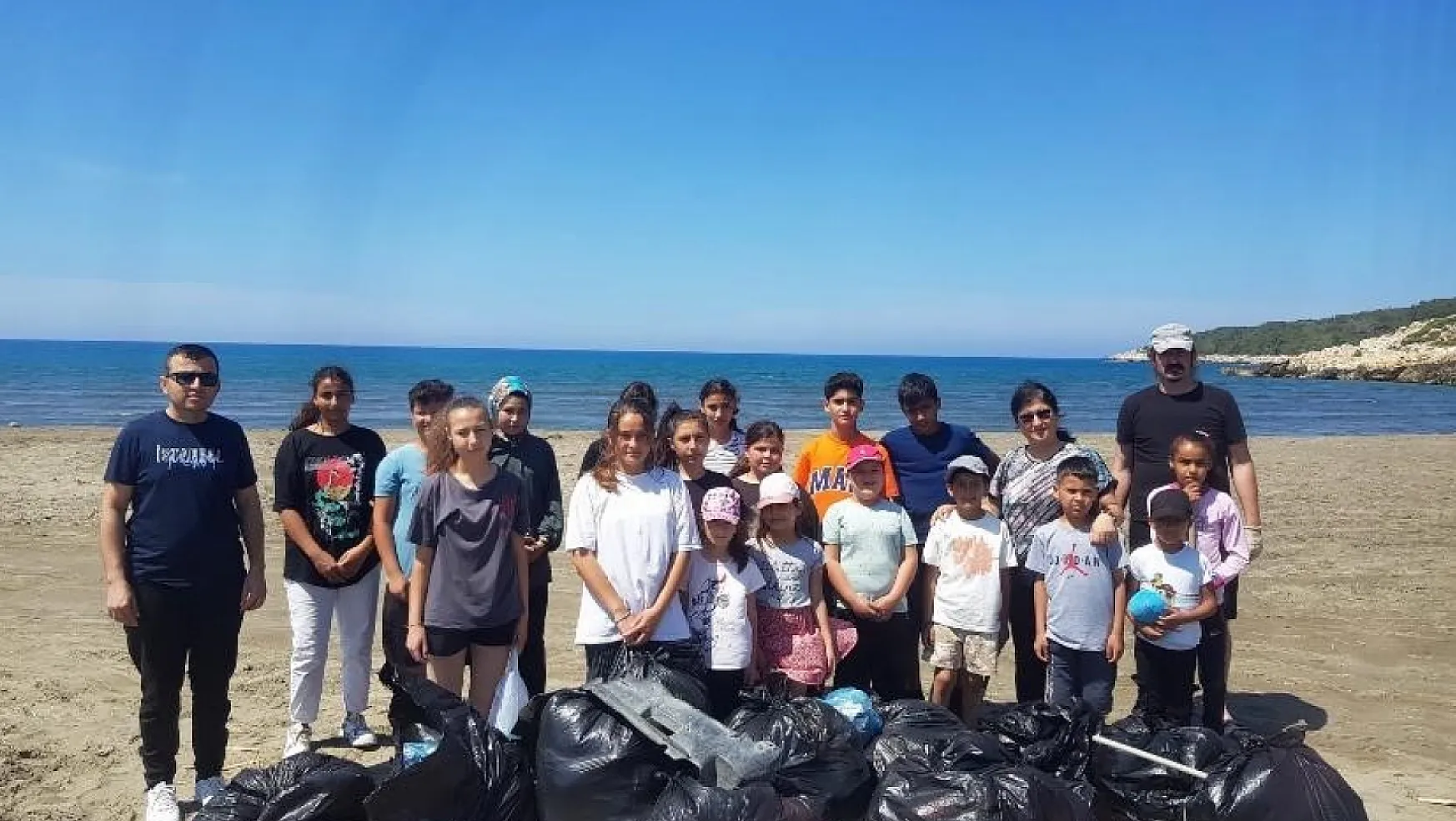 Öğrenciler Karadere Plajı'nda çevre temizliği yaptı