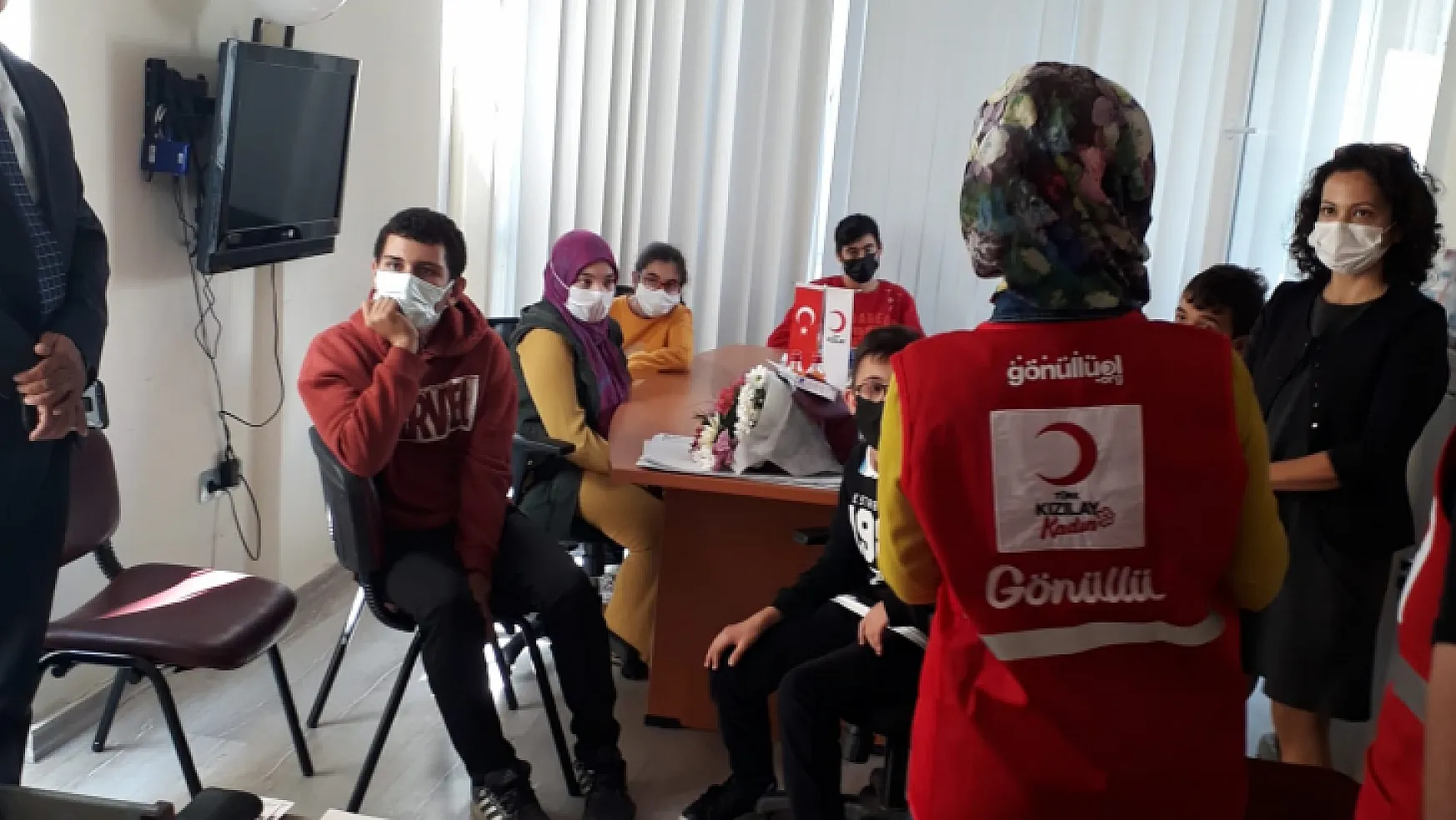 Öğrencilerden, Türk Kızılay'ına ziyaret