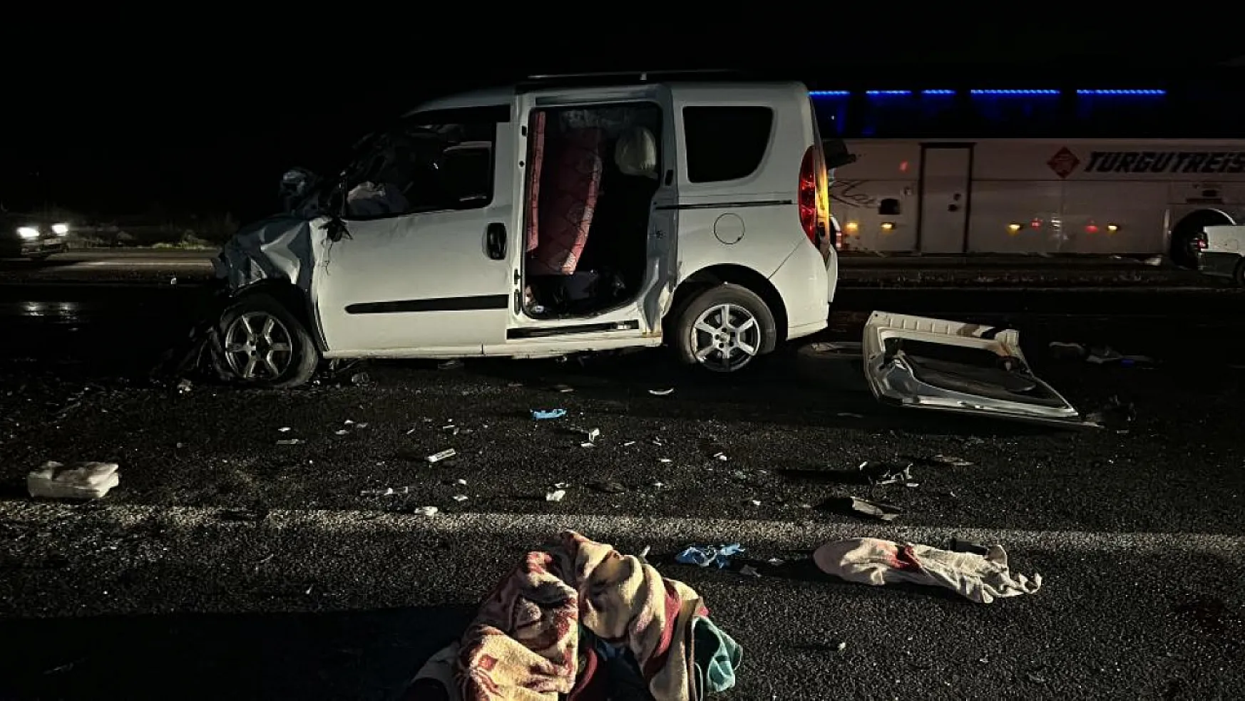 Önce motosikletle ardından ticari araçla çarpışan otomobil ikiye bölündü: 3 kişi hayatını kaybetti 6 kişi yaralandı