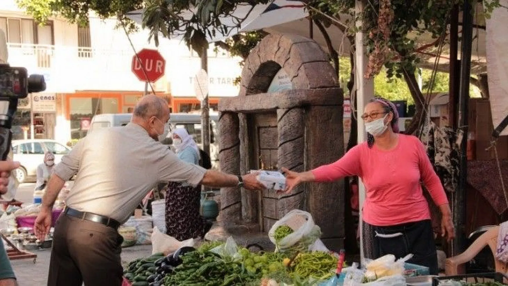 Ortaca Belediyesi'nden pazar esnafına 35 bin maske 