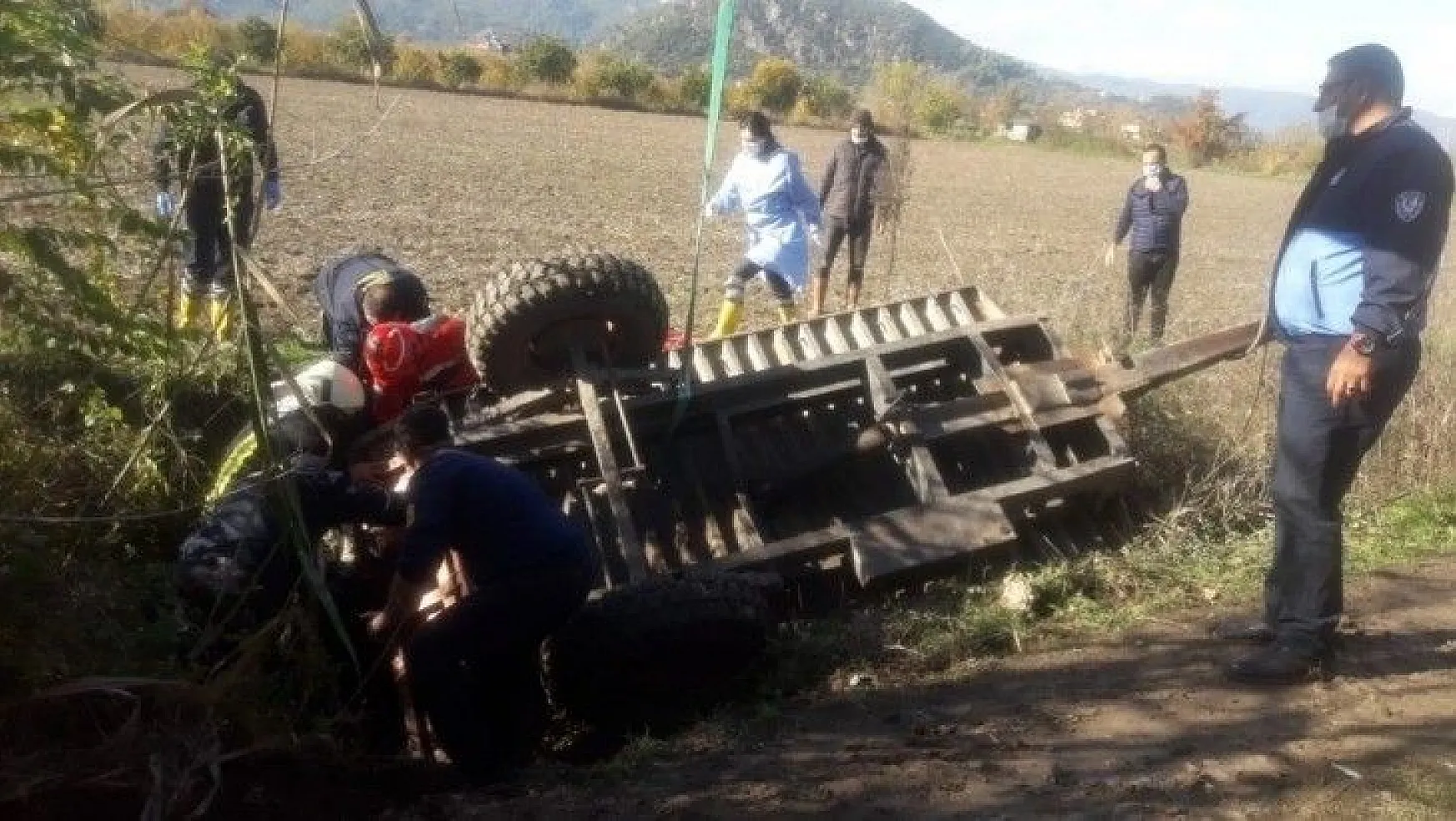 Ortaca'da traktör römorku devrildi: 1 ölü