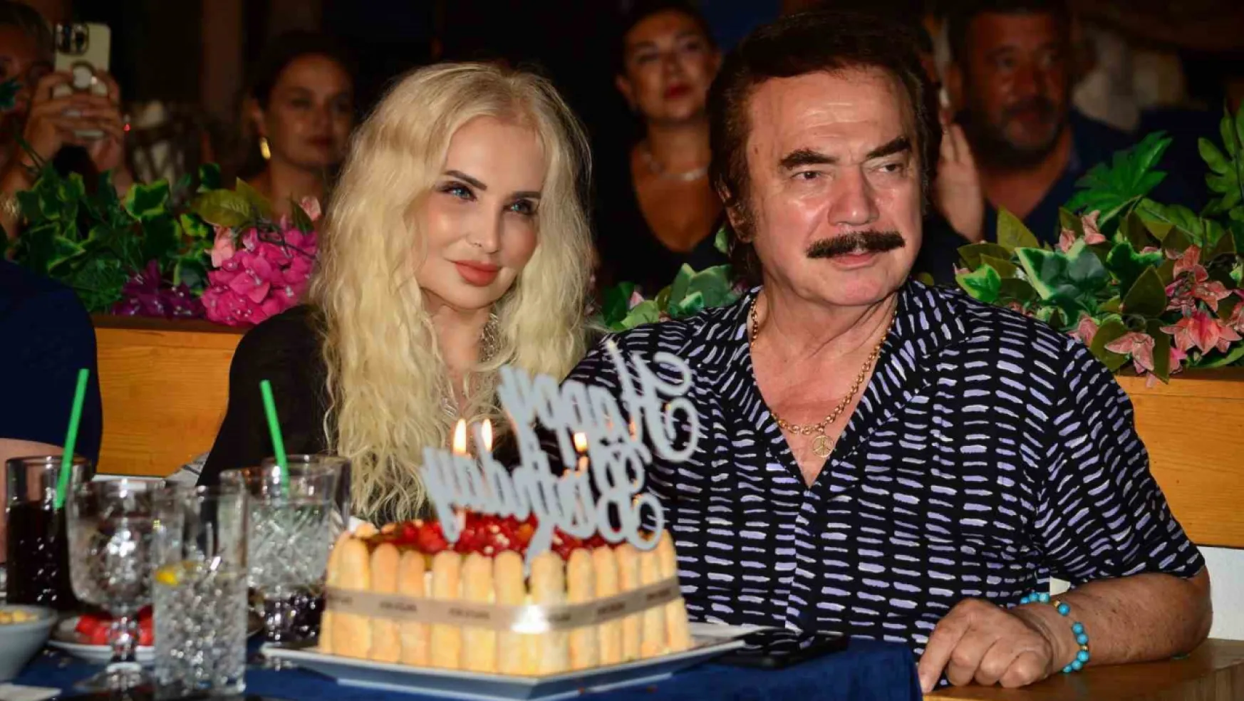 Özcan Deniz, Orhan Gencebay'ın doğum gününü sahneden kutladı