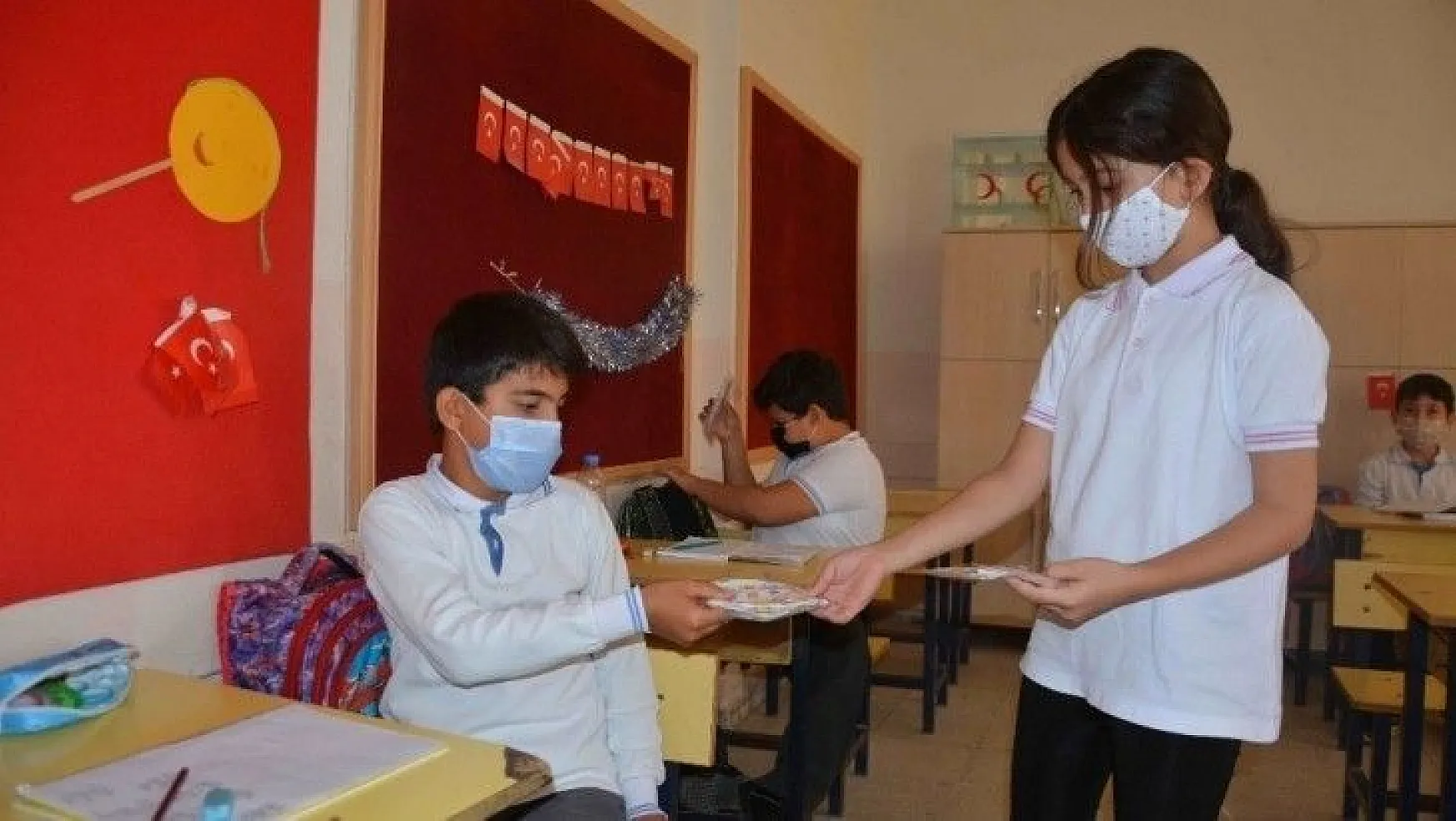 Pandemi sürecinde babaannesinden öğrendi, arkadaşları için maske dikti