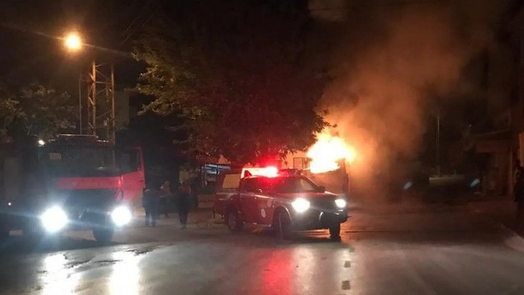 Park halindeki minibüs yanarak küle döndü