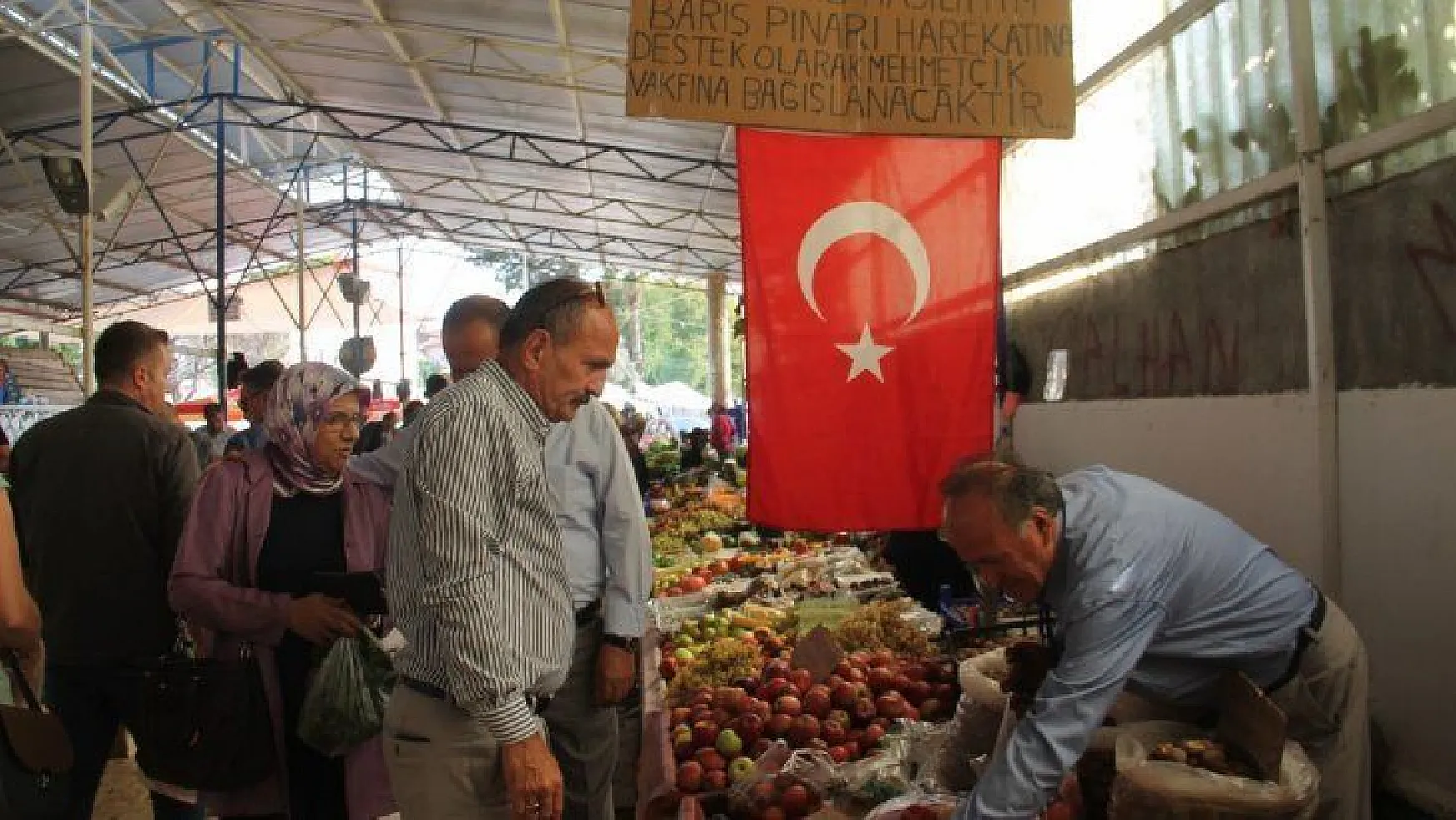 Pazarda sattığı ürünün parasını Mehmetçik'e bağışladı