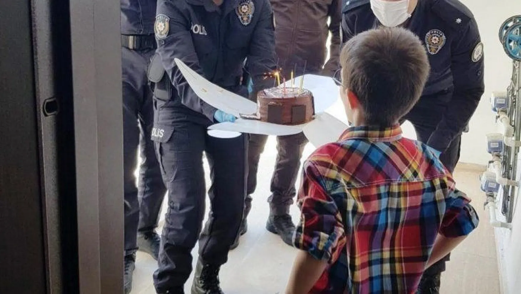 Polis ekiplerinden 8 yaşındaki çocuğa doğum günü sürprizi
