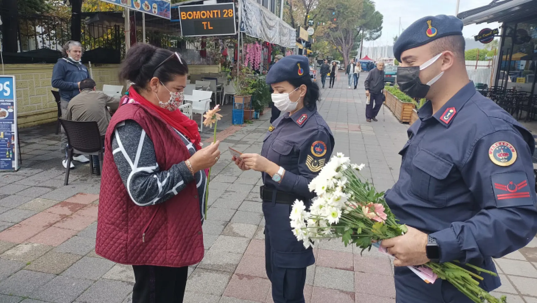 Polis ve jandarmadan kadınlara çiçek