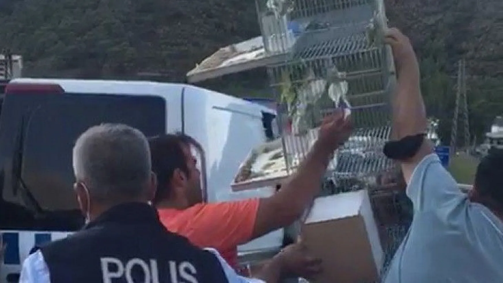 Polisler vatandaşların evlerindeki evcil hayvanları kurtarıyor