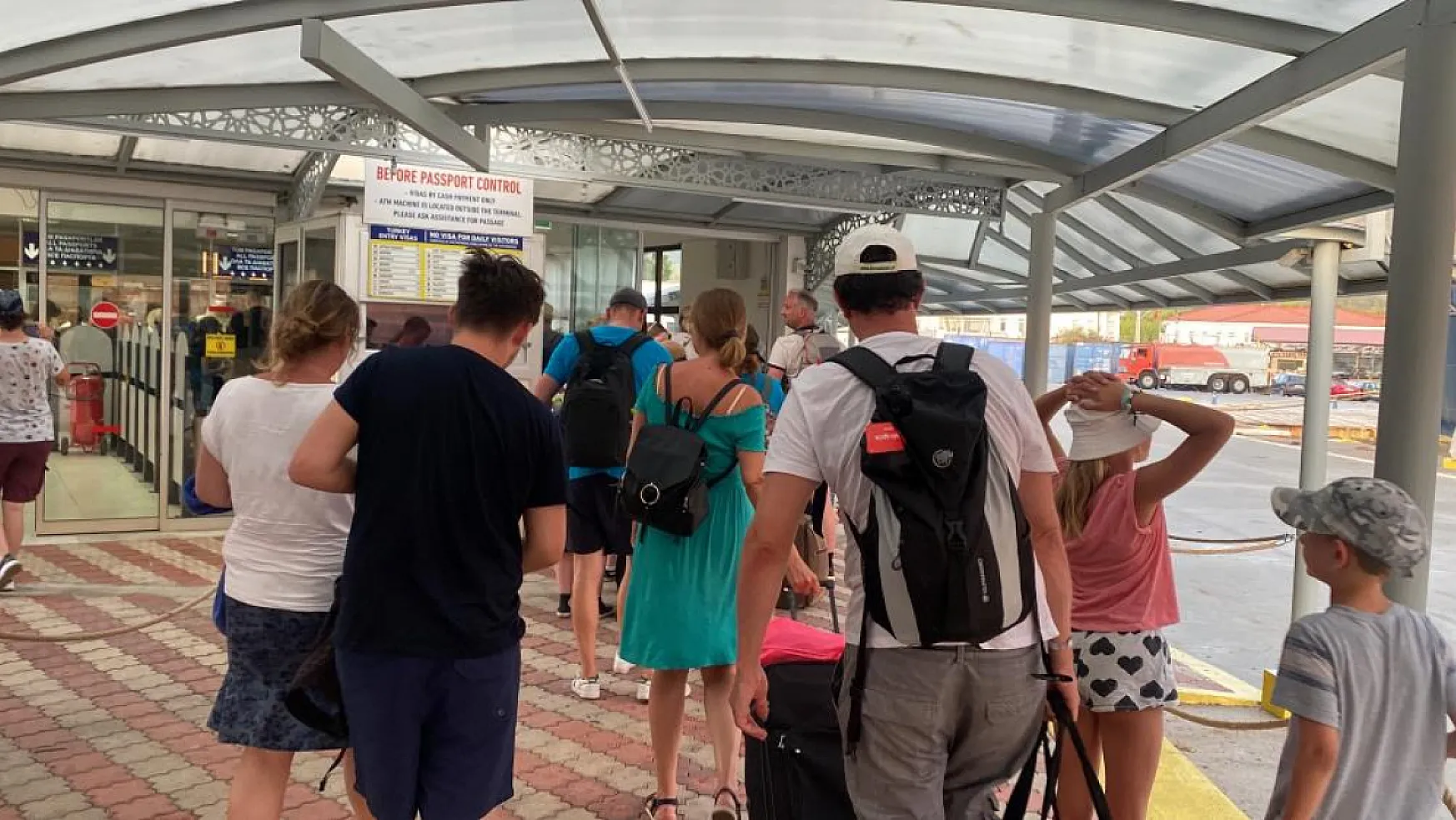 Rodos Adası'ndaki yangınlar sebebi ile turistler tahliye edildi
