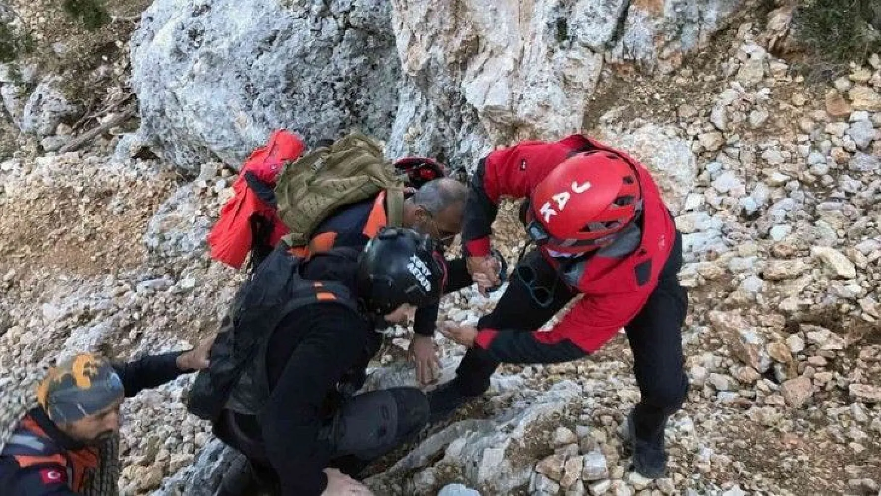 Rus paraşütçü kayalıklara düştü