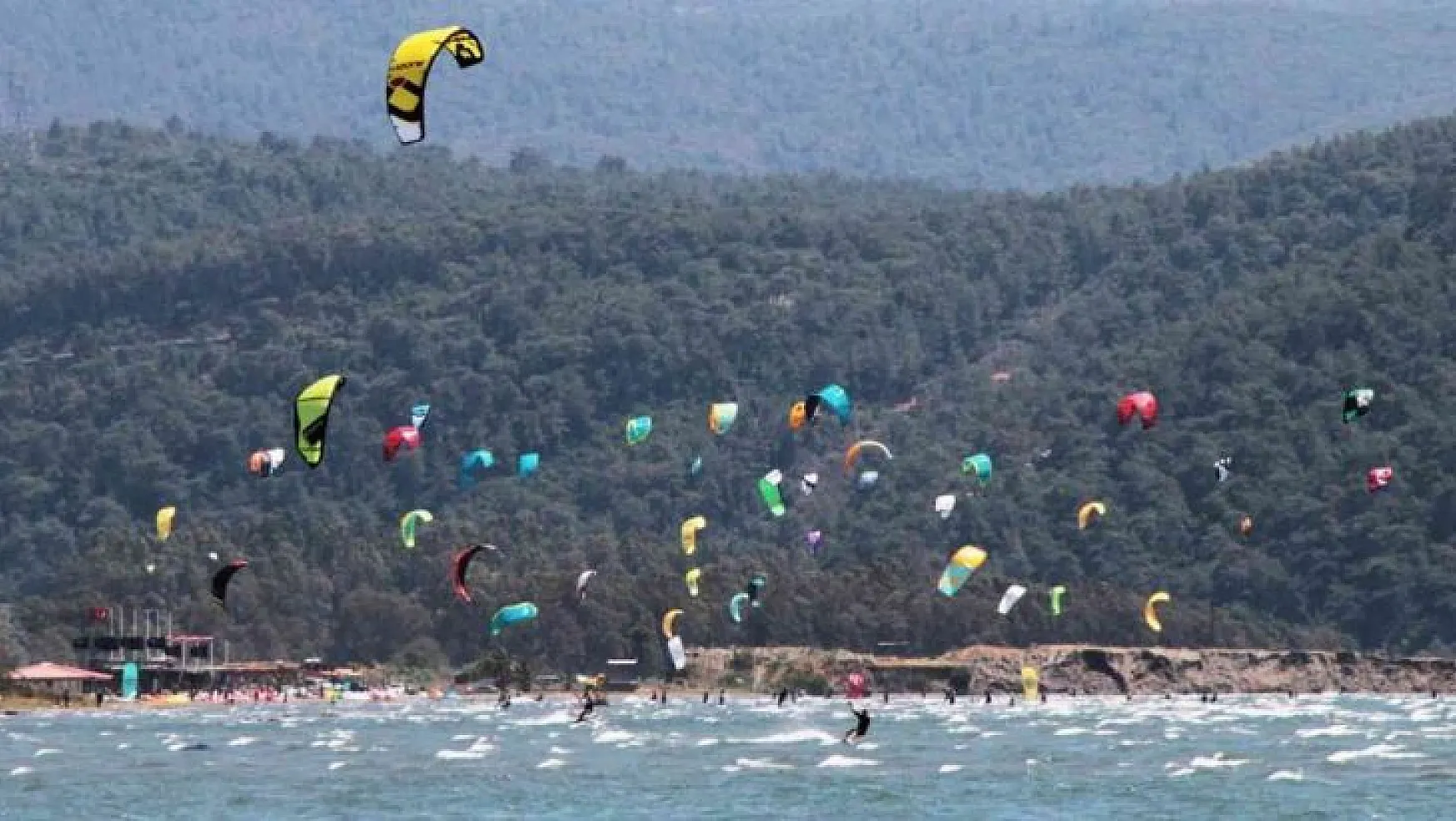 Rüzgarlı havayı fırsat bilen sörfçüler görsel şölen oluşturdu