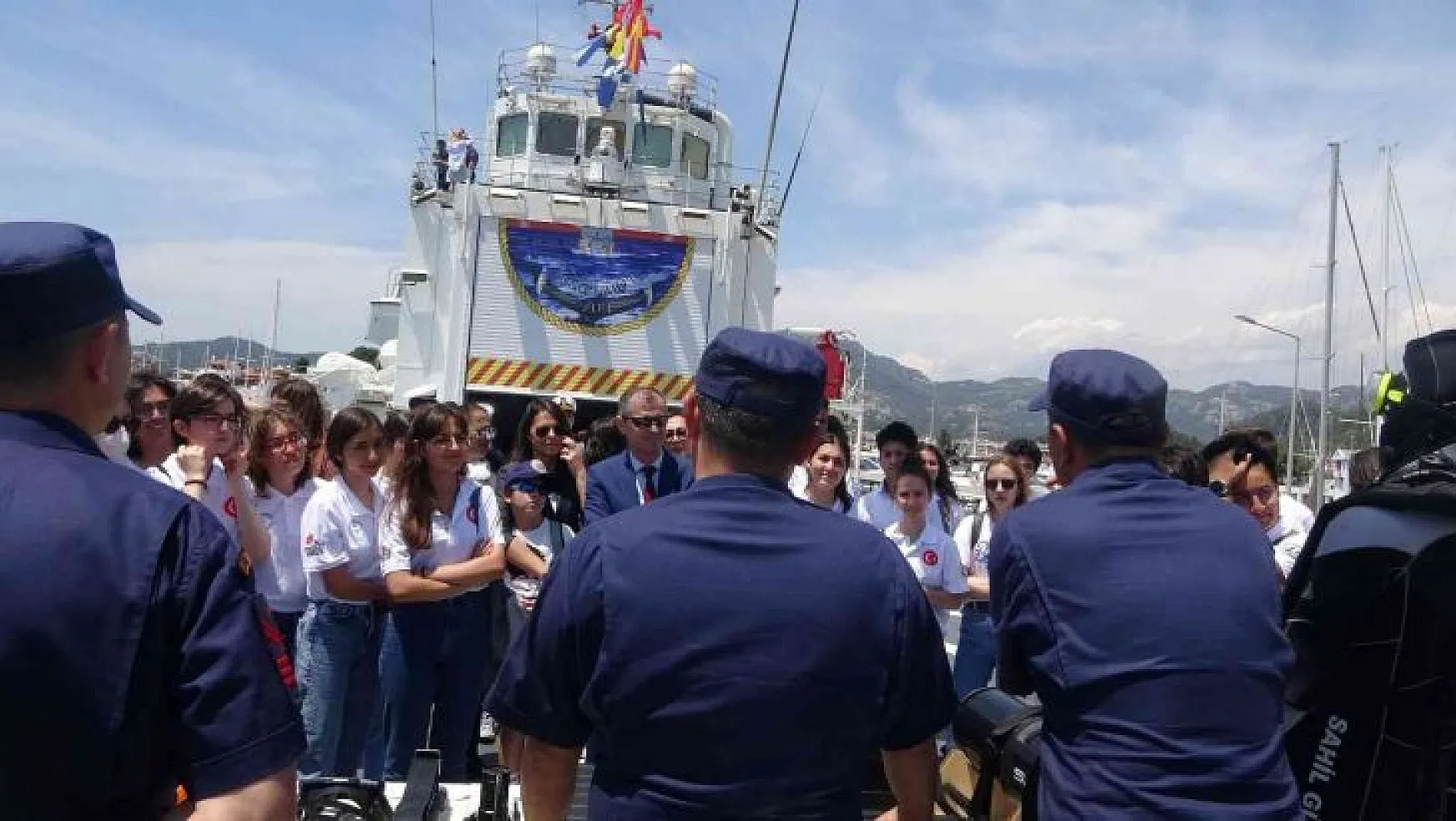 Sahil Güvenlik gemisi 19 Mayıs'ta gençleri ağırladı