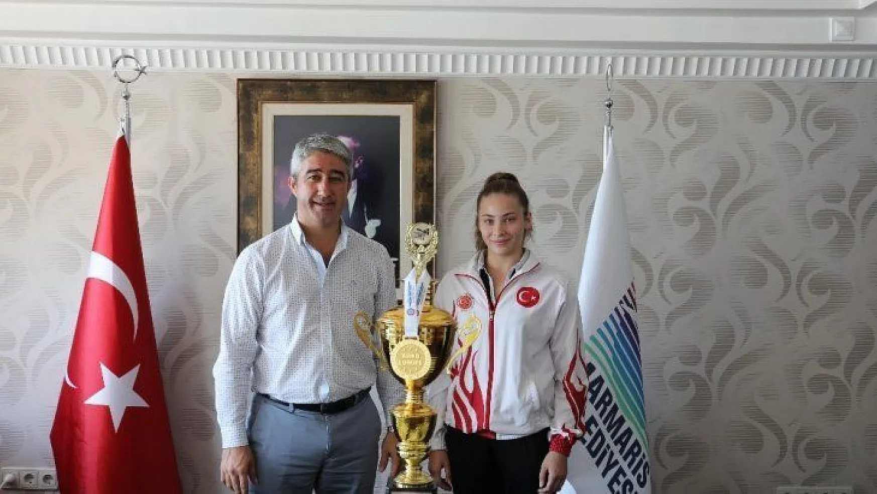Şampiyon İlknur, kupasını Başkan Oktay'a getirdi