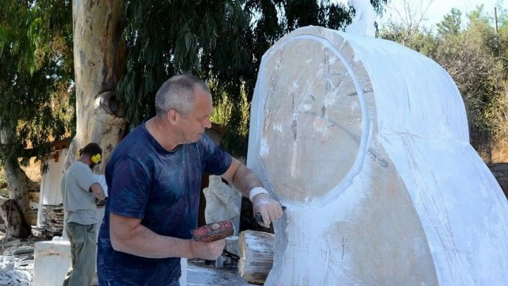 Sanatçılar yangınlar sonrası ibretlik heykel yapıyor