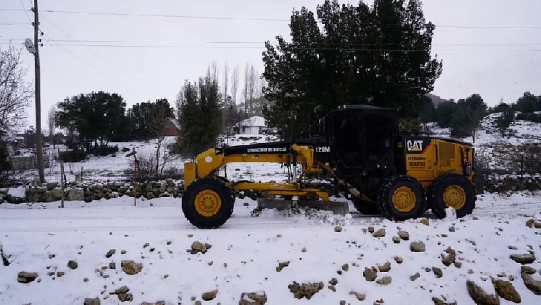 Seydikemer Belediyesi karla kaplı yolları ulaşıma açtı