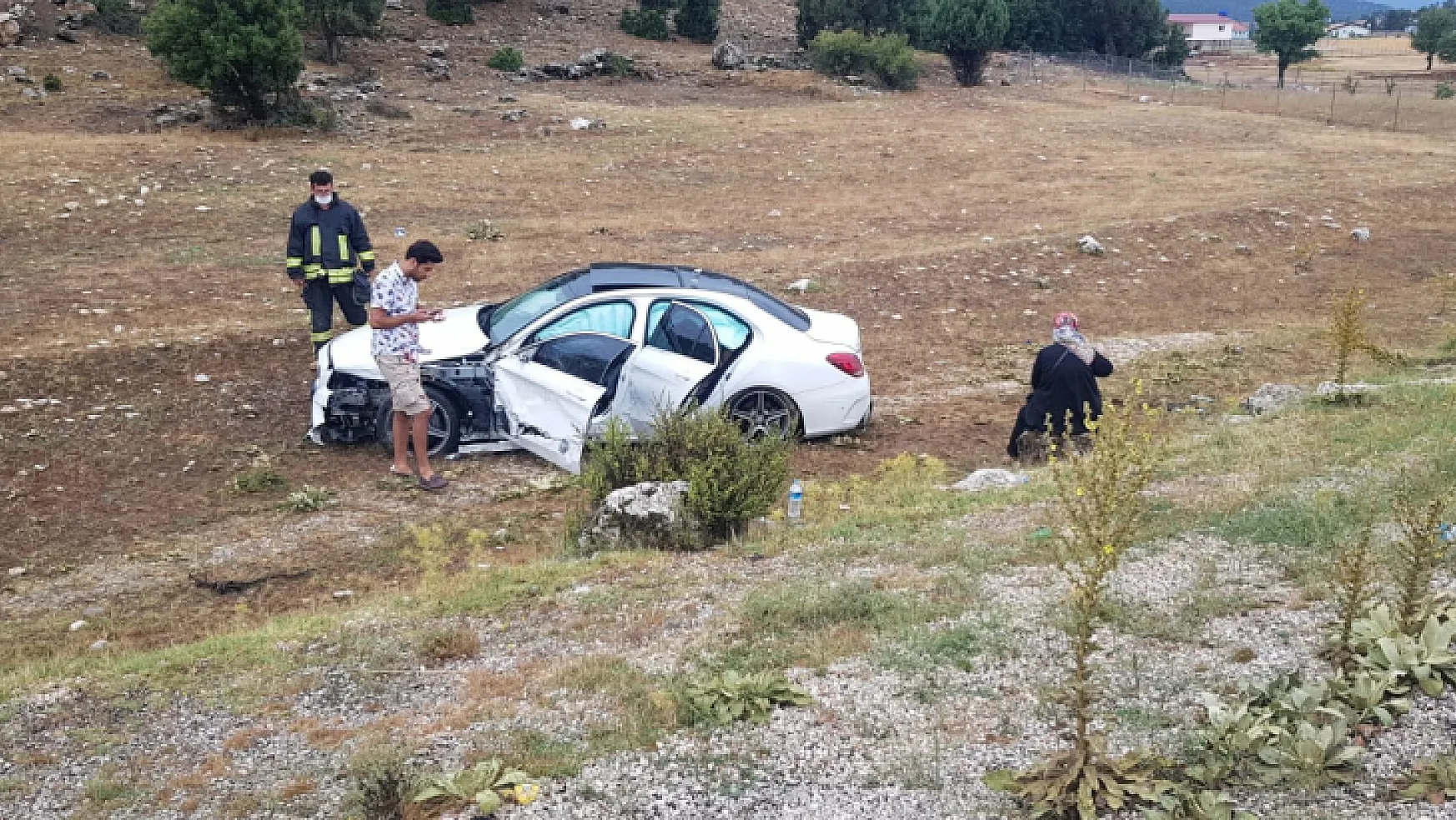 Seydikemer'de iki araç kafa kafaya çarpıştı: 1'i ağır 9 yaralı