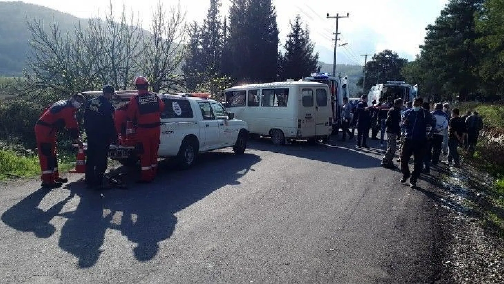 Seydikemer'de mezarlığın duvarına çarpan minibüsteki 2 kişi yaralandı