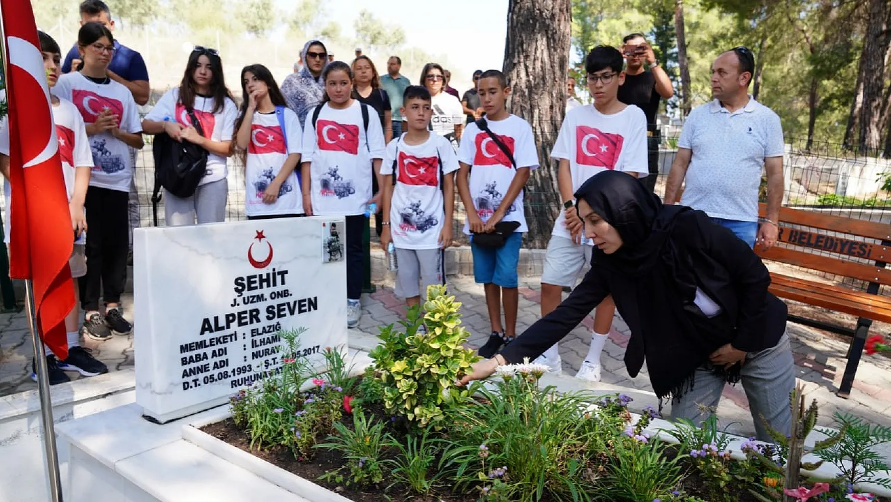 Seydikemer'de Şehit Mezarlarına Karanfil Bırakıldı