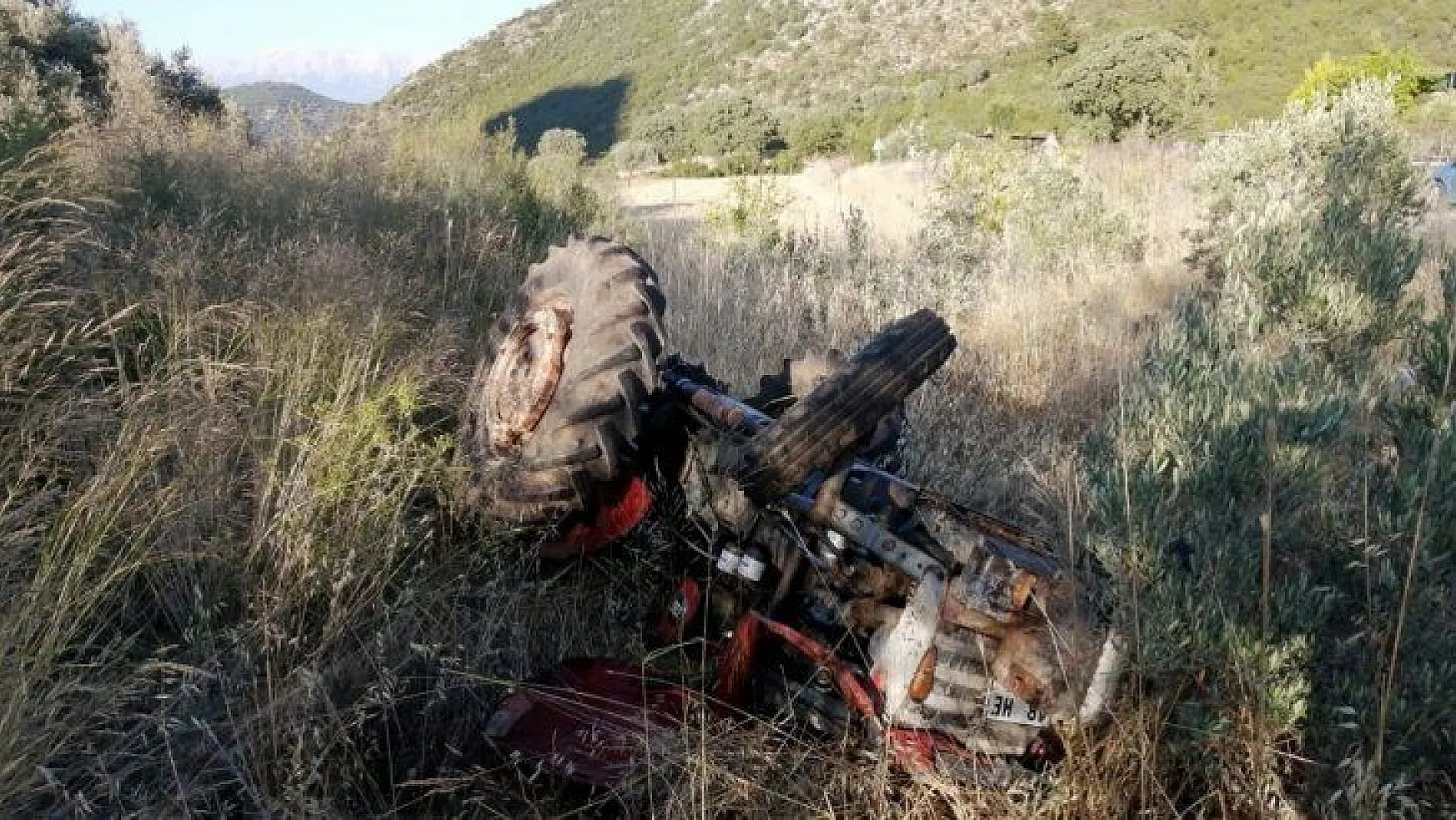 Seydikemer'de traktör devrildi: 1 ölü, 1 yaralı
