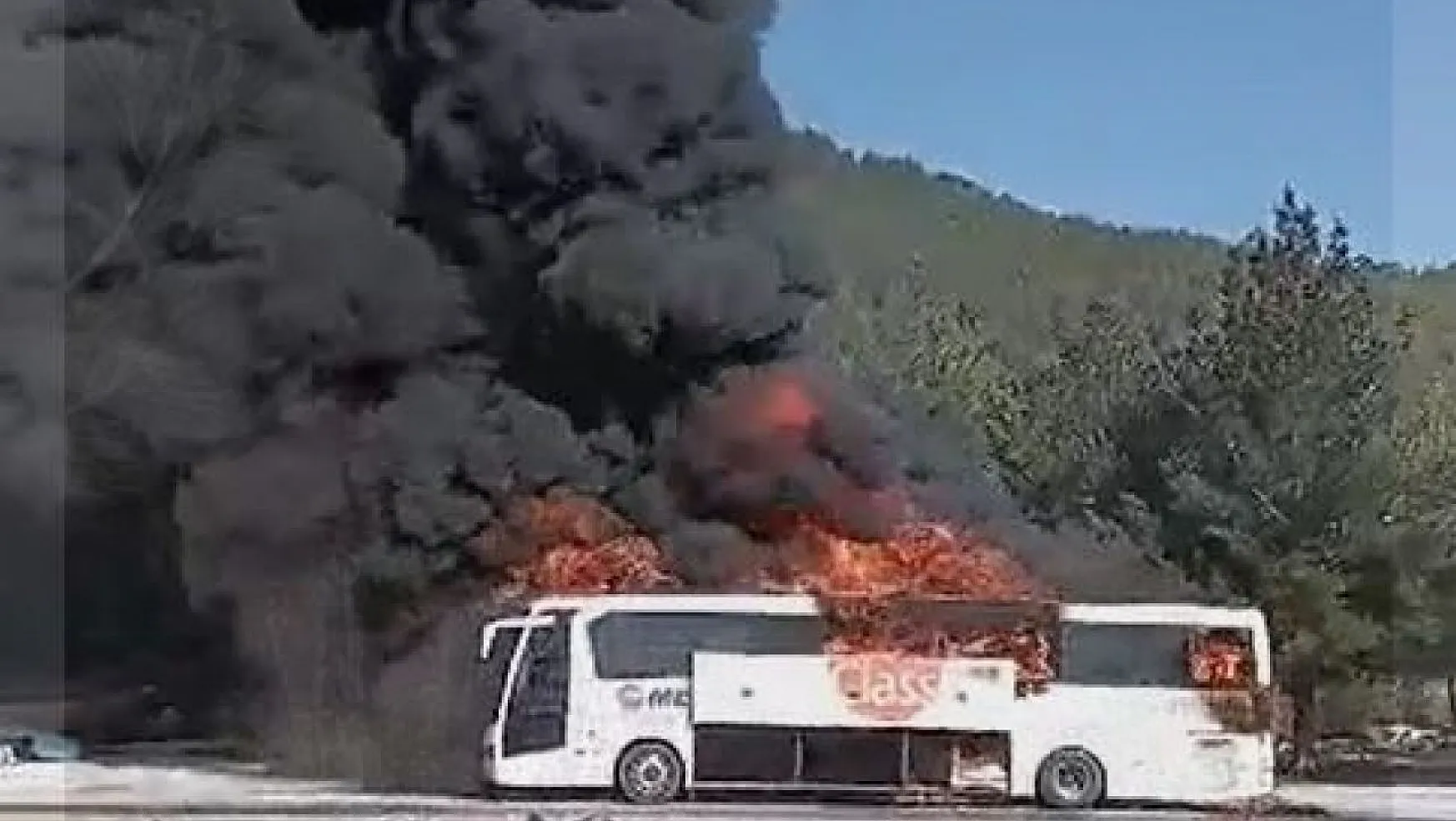 Seyir halindeki otobüs alev alev yandı, facianın eşiğinden dönüldü