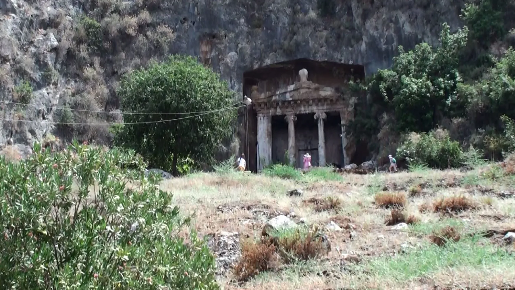 Sıcak hava Amistas Kaya Mezarları ziyaretçisini vurdu