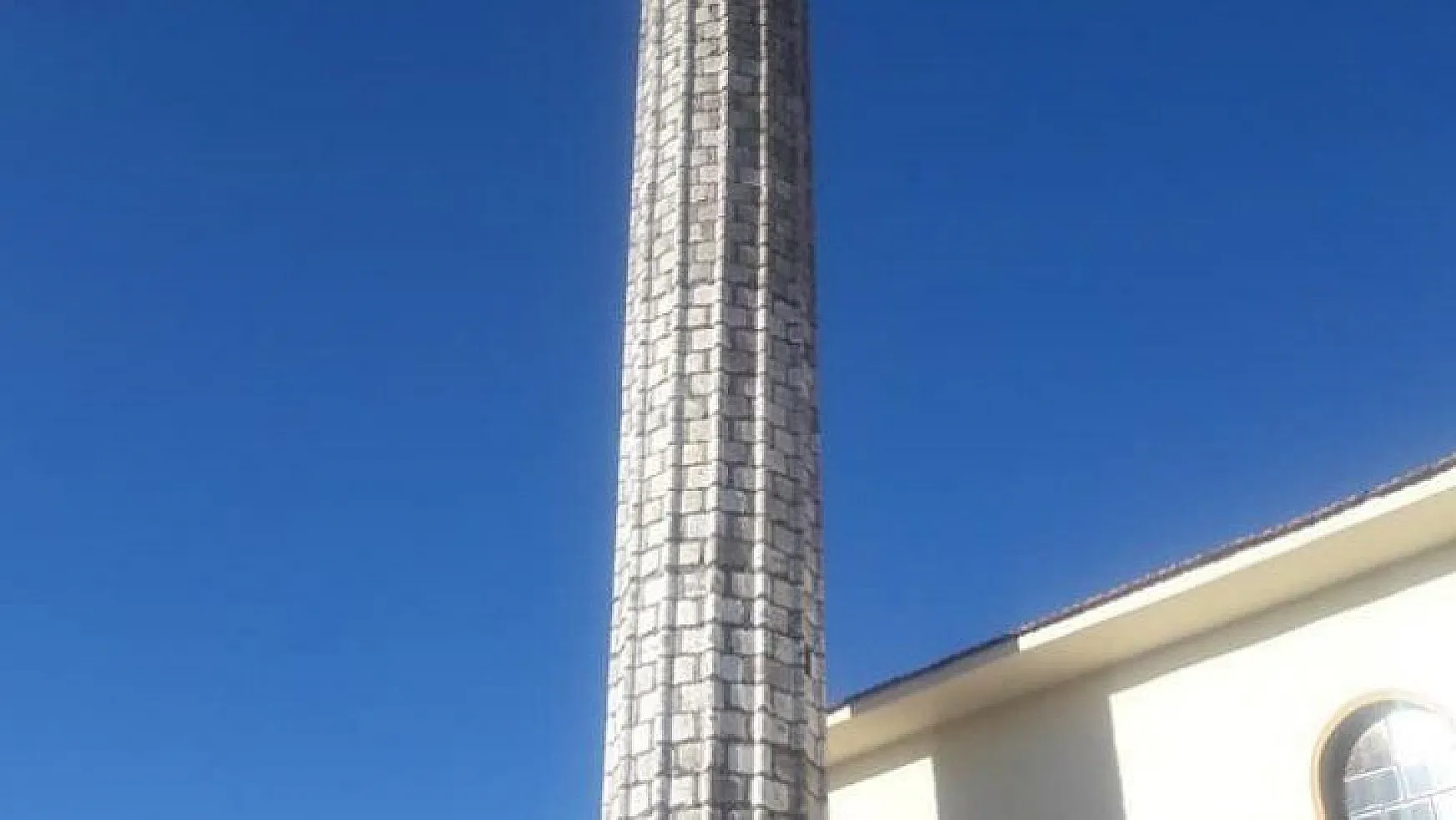 Şiddetli rüzgar minareyi yıktı