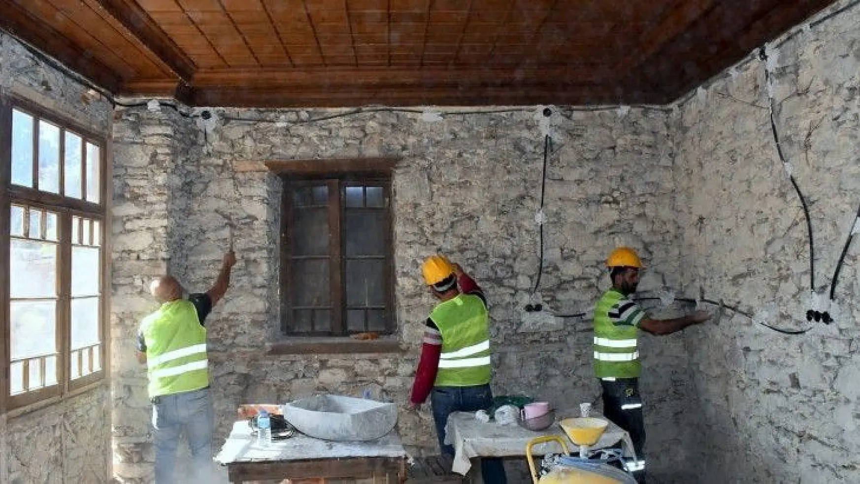 Stratonikeia'daki asırlık kahvehane, aslına uygun restore ediliyor