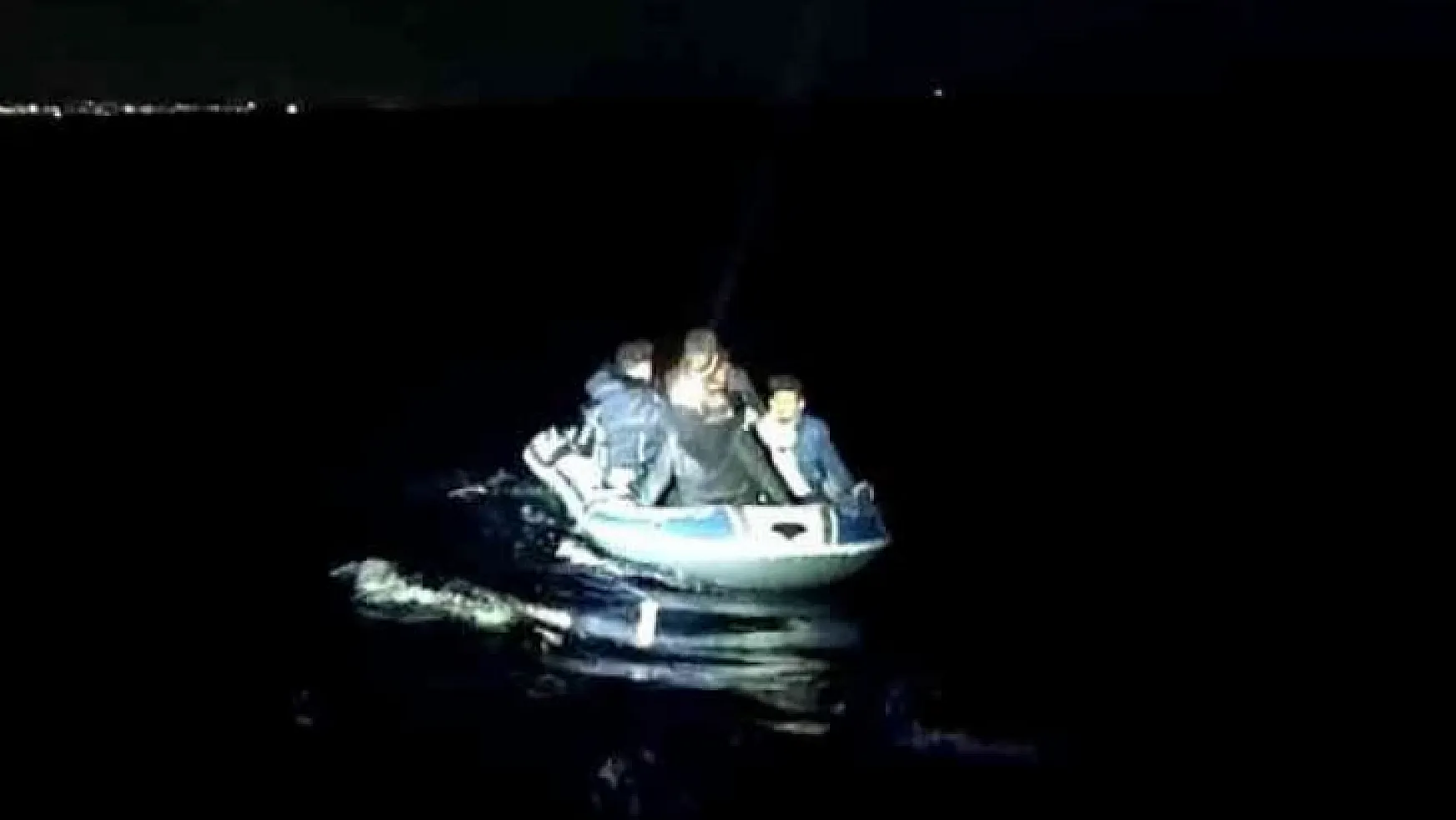 Sürüklenen lastik bottaki 6 düzensiz göçmen kurtarıldı