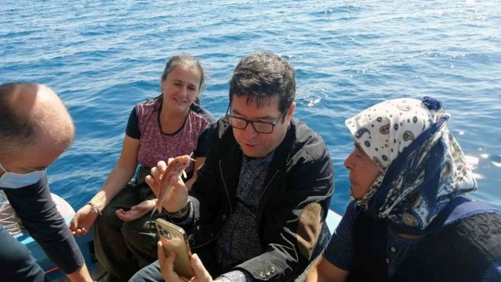 Tarım İl Müdürü, balıkçı kadınları sorunlarını teknede dinledi