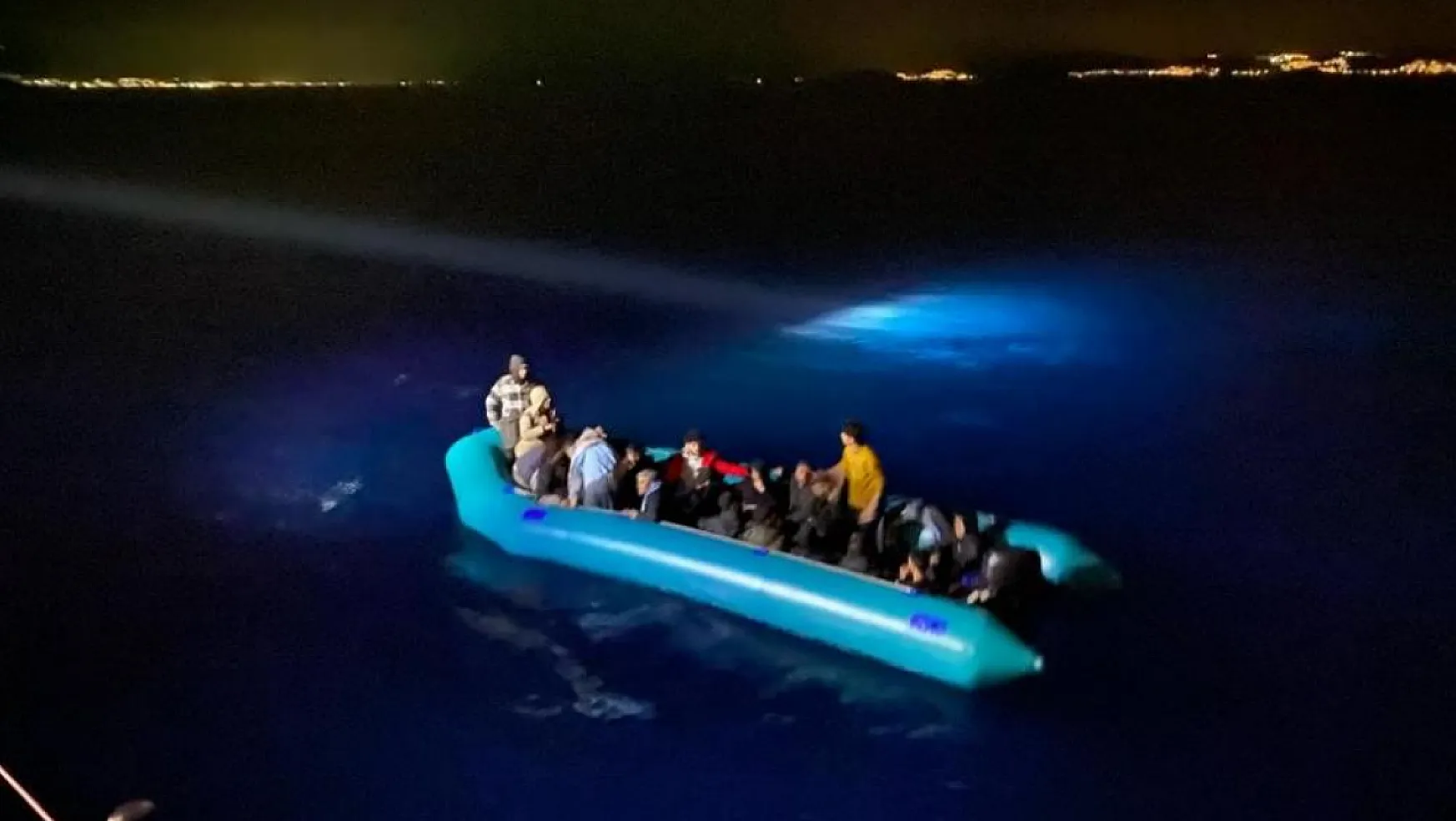 TCSG-310 gemisi düzensiz göçmenleri yakaladı