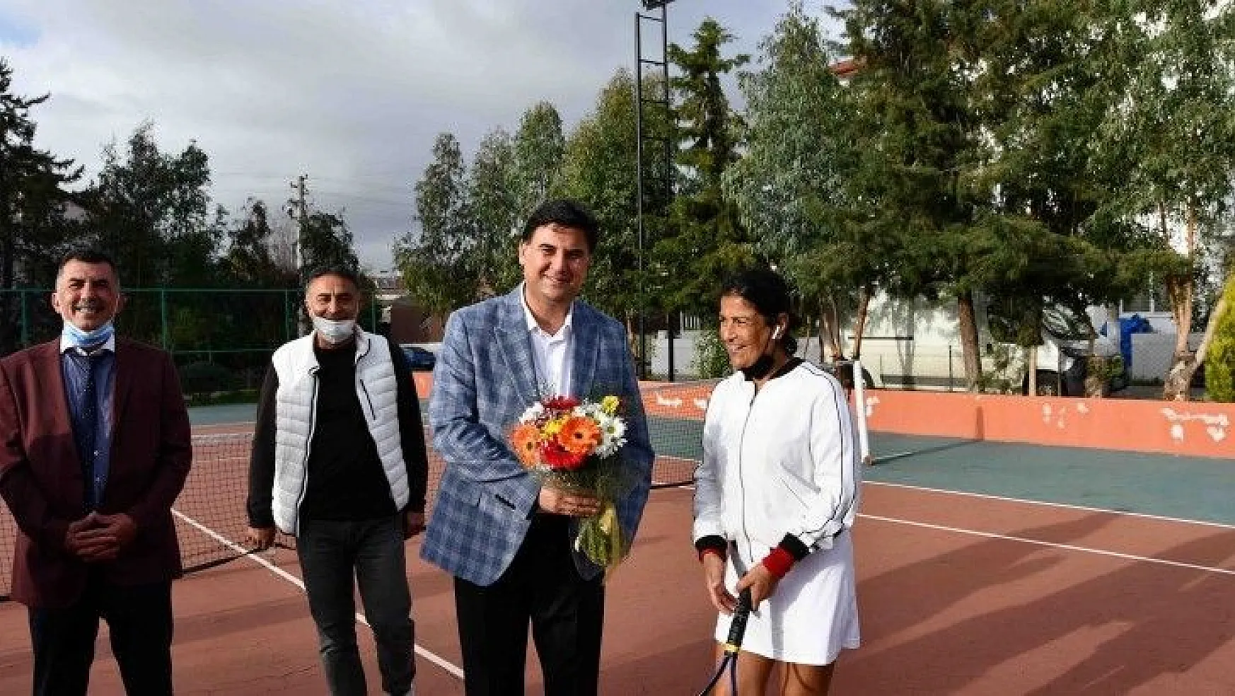 Tenis kortlarından dolayı Karaca'ya teşekkür ettiler