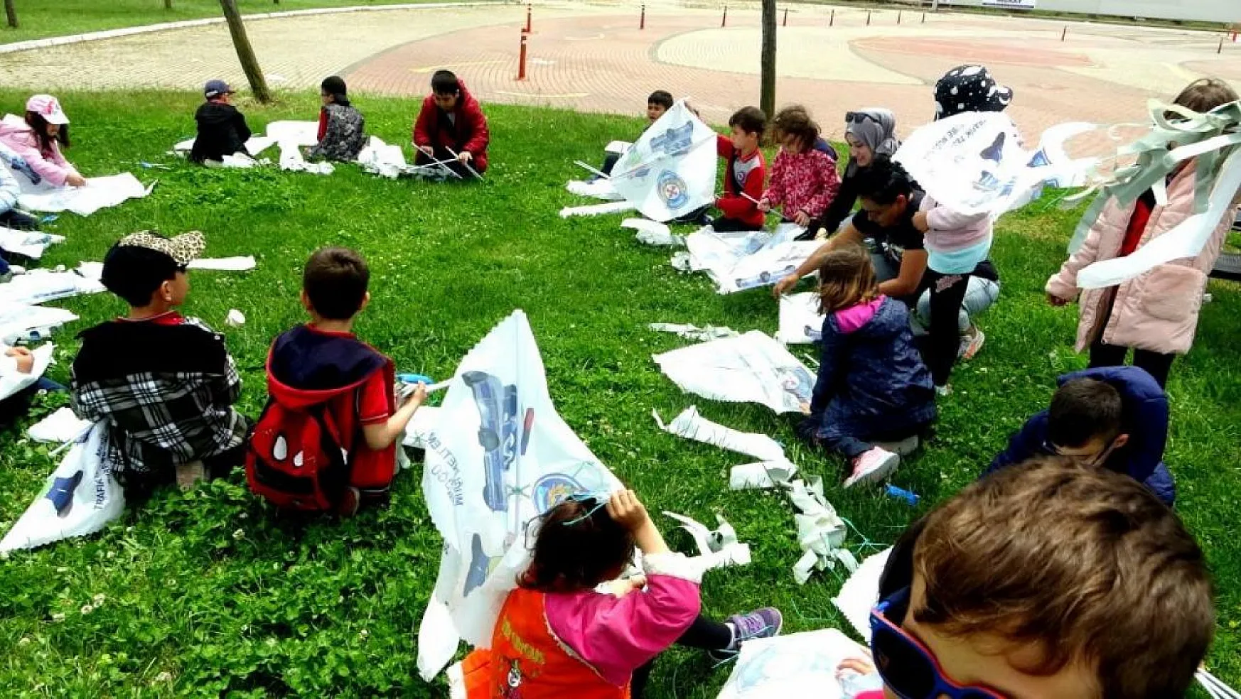 Trafik Haftası'nda Depremzede Çocuklar Uçurtma Şenliğinde Eğlendi