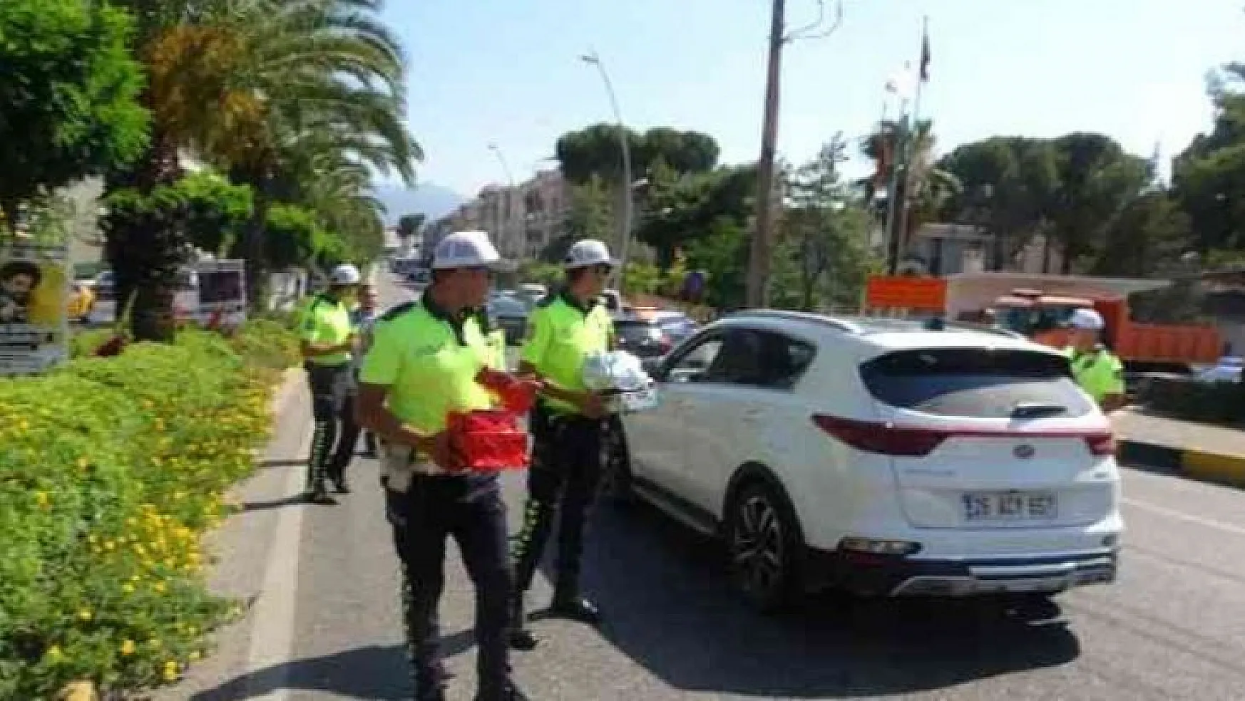 Trafik polisleri Marmaris'te hem uyardı, hem çikolata dağıttı