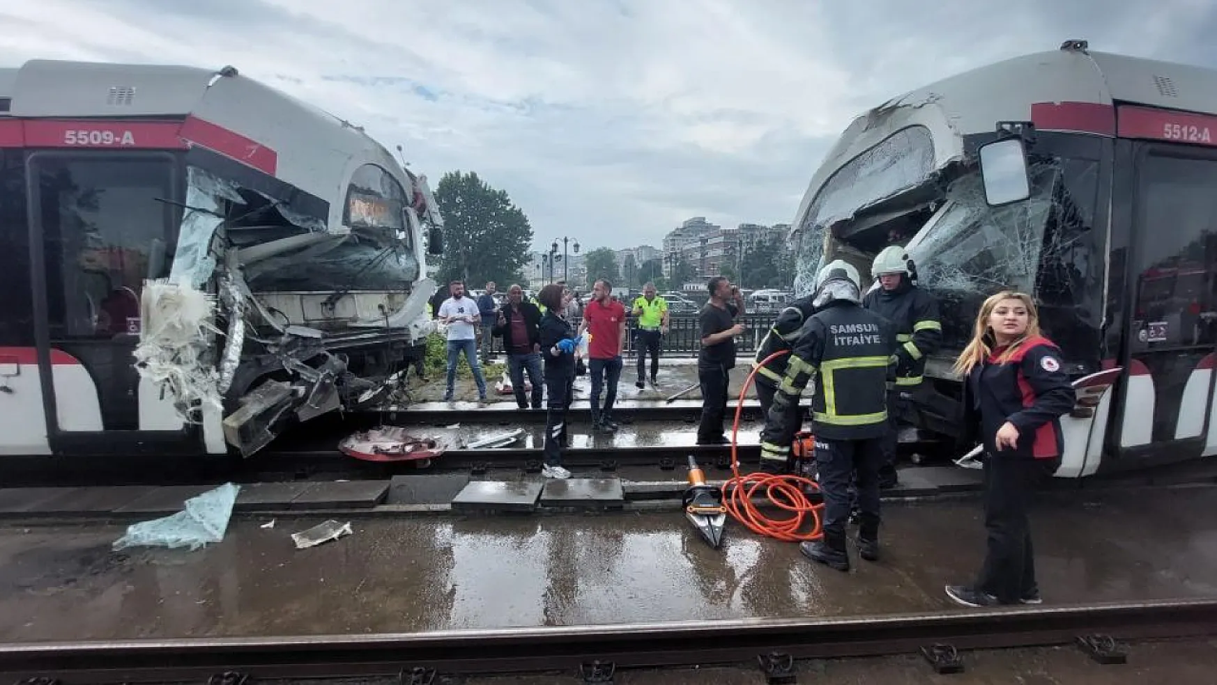 Tramvaylar çarpıştı: 1'i ağır 14 yaralı