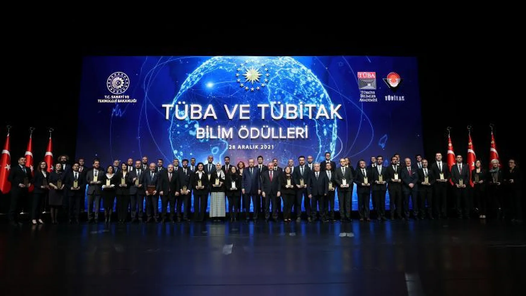 'TÜBA Bilim Ödülü'nü Cumhurbaşkanı Erdoğan'dan Aldı