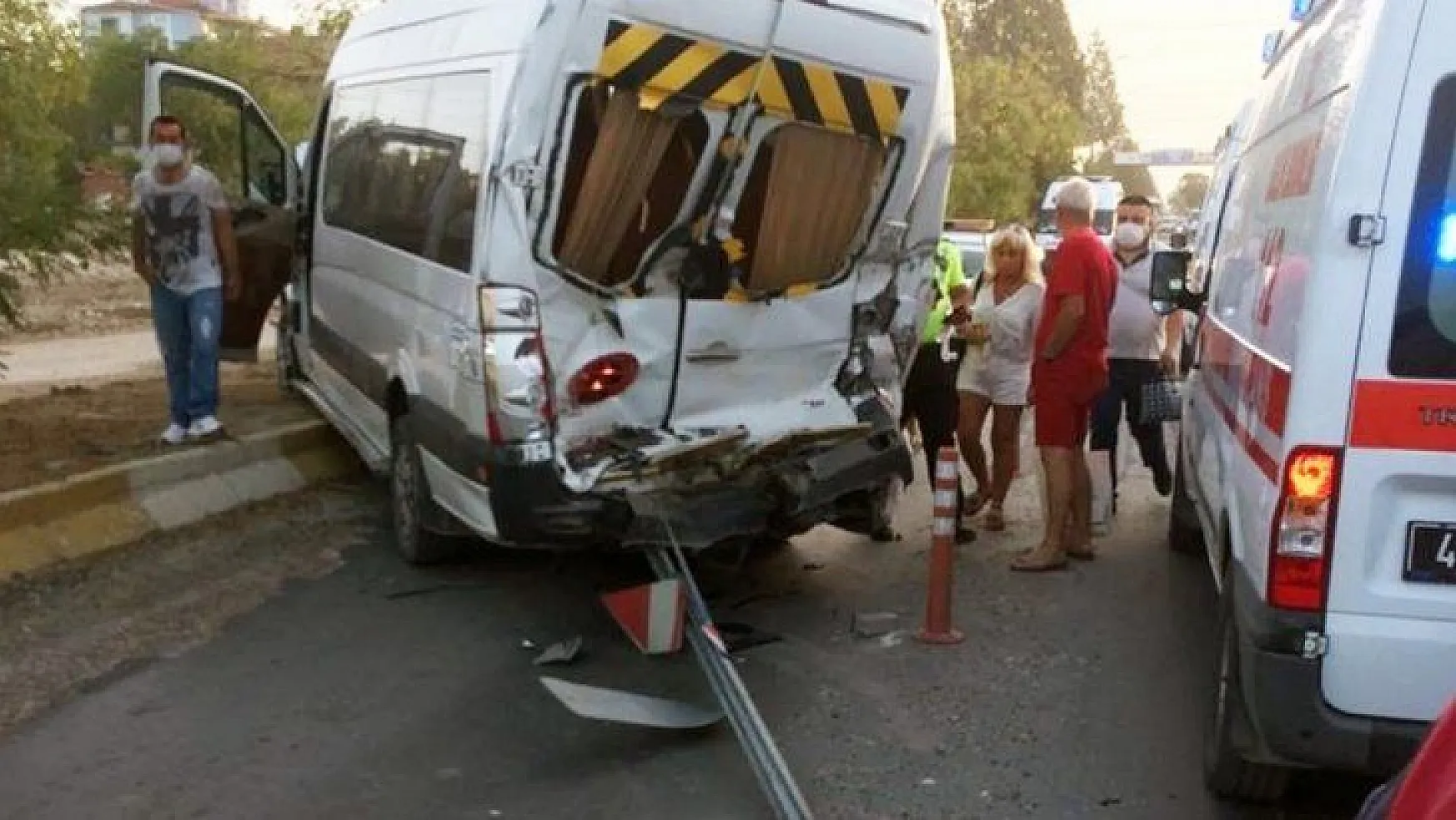 Tur otobüsü ile servis minibüsü çarpıştı: 5 yaralı