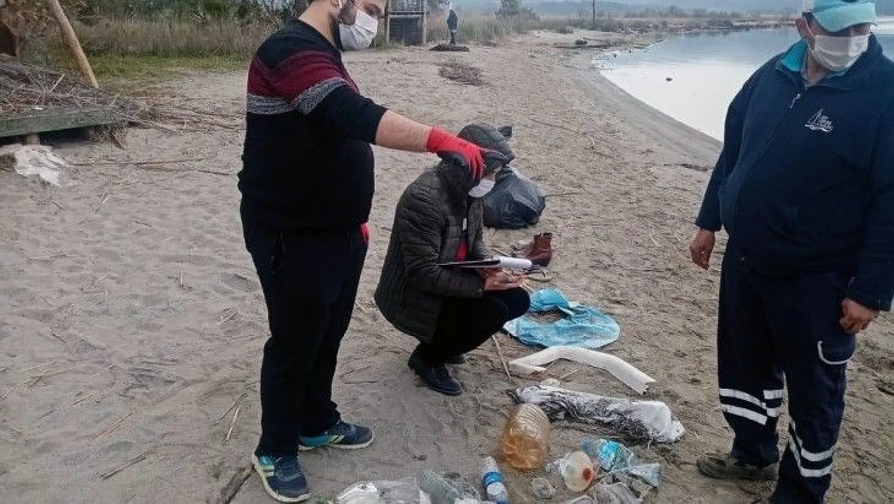 TÜRÇEV Akyaka'da plaj temizliği yaptı