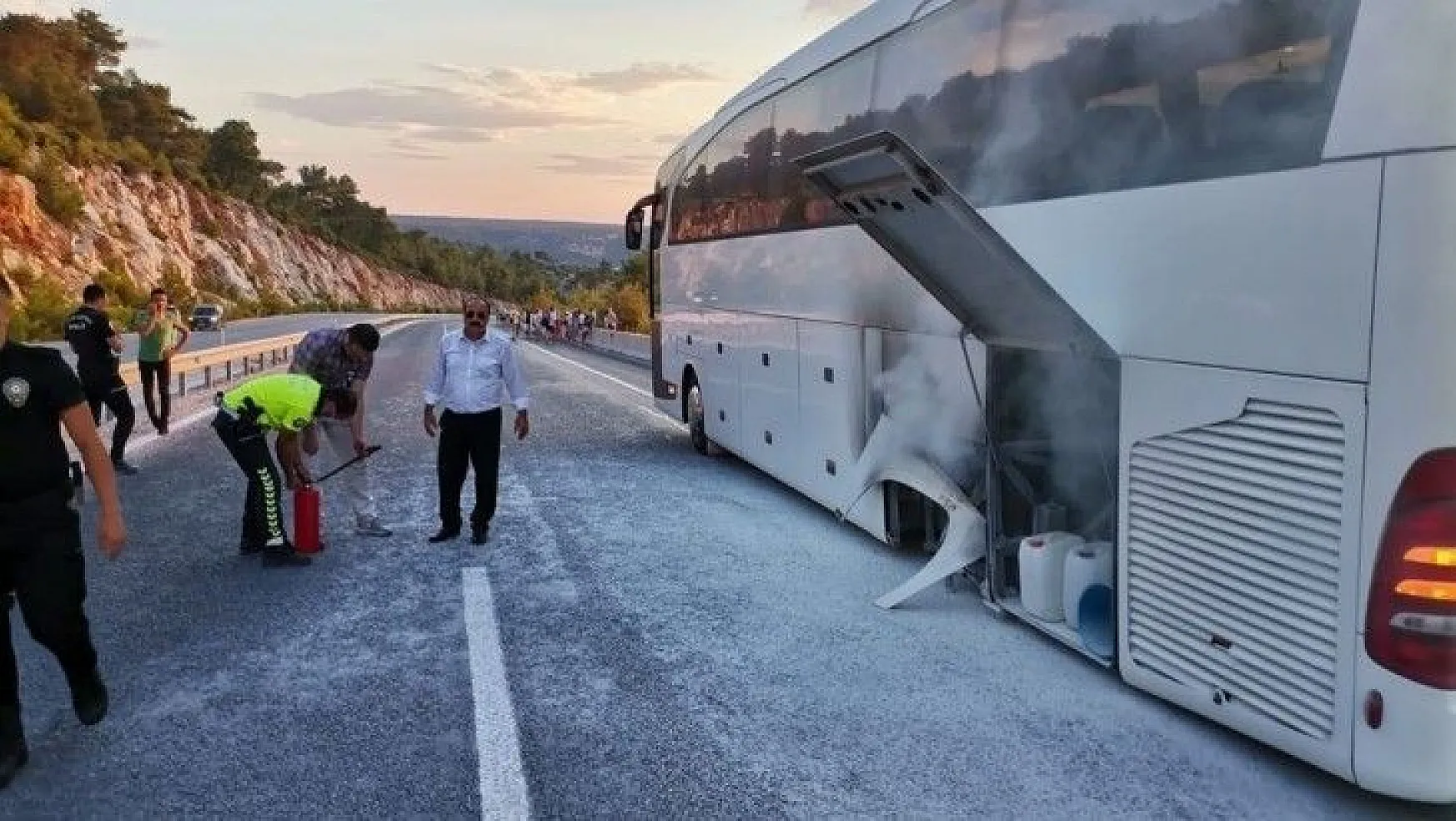 Turistleri taşıyan otobüste yangın paniği