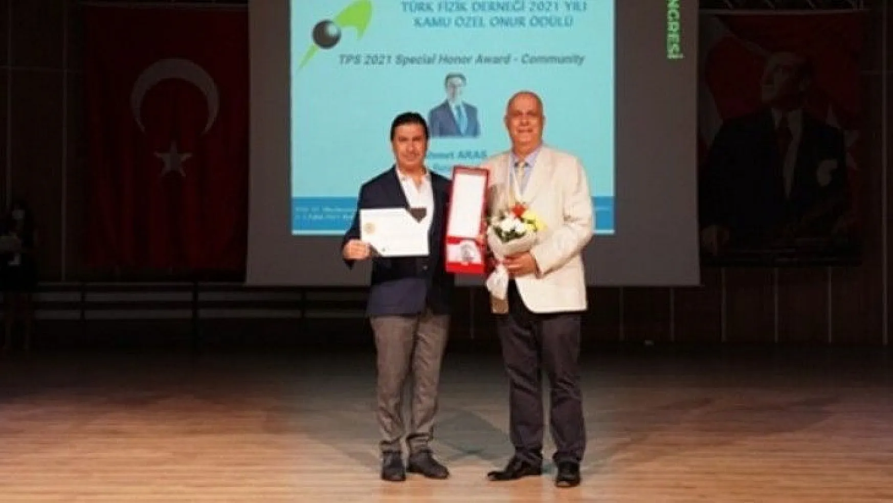 Türk Fizik Derneği'nden Başkan Aras'a onur ödülü