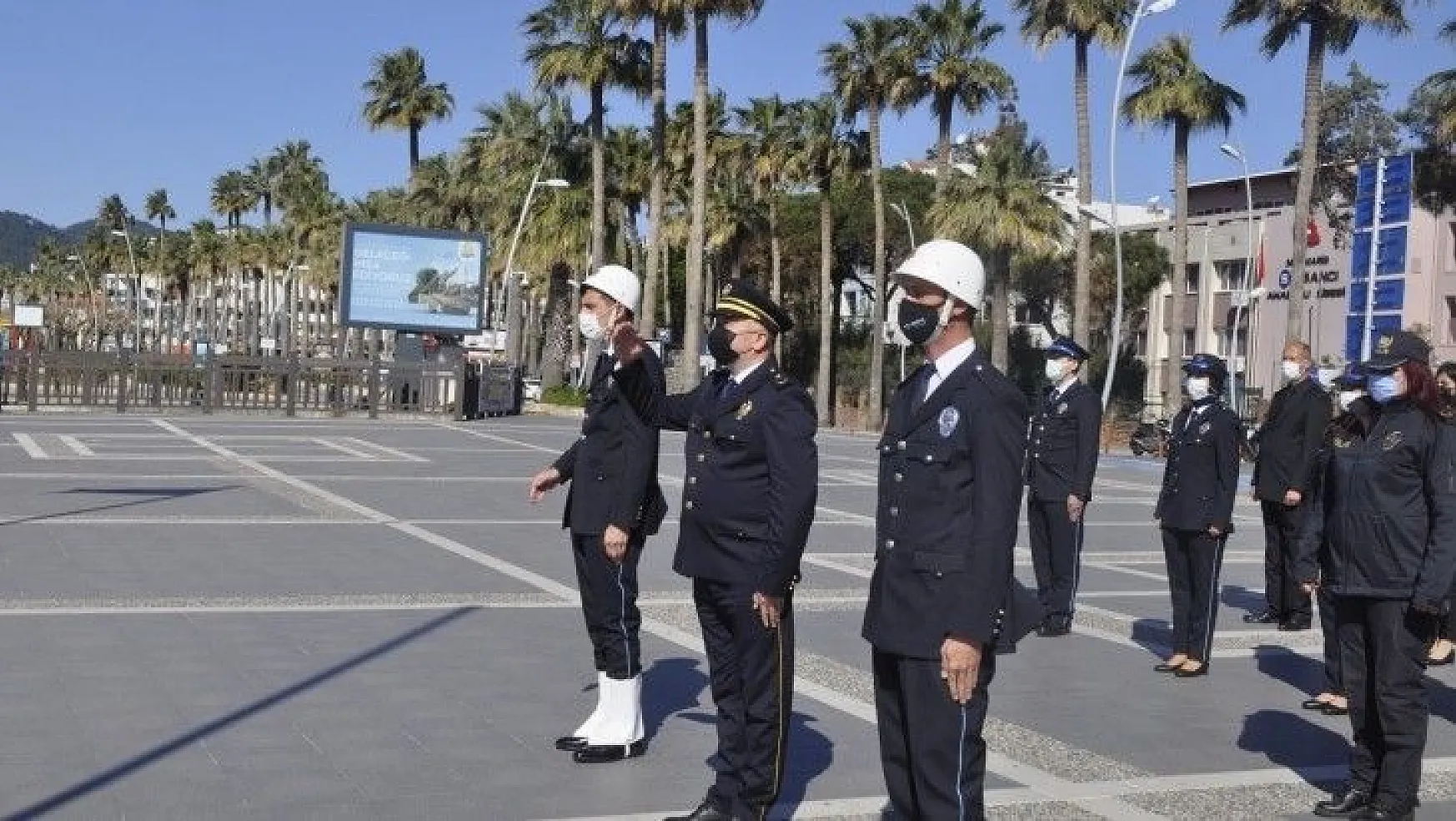 Türk Polis Teşkilatı'nın 176. kuruluş yıl dönümünde Marmaris'te Atatürk anıtına çelenk sunuldu
