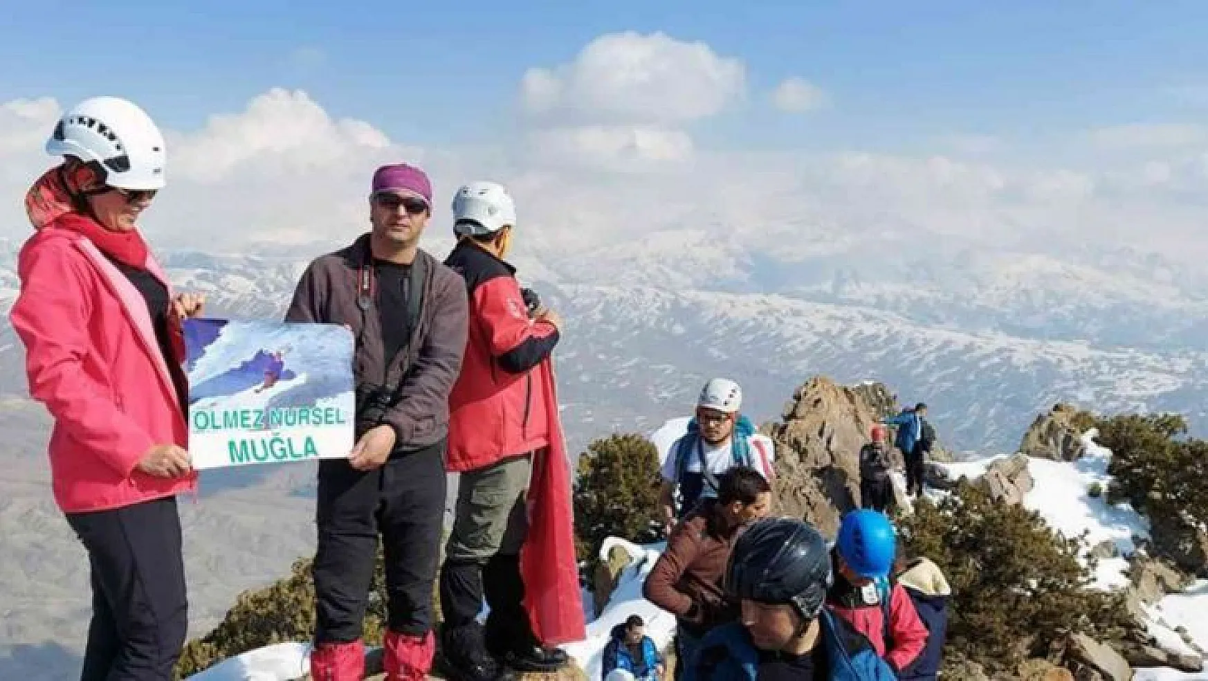 Türk ve Azerbaycanlı dağcılar Hocalı şehitlerini andı