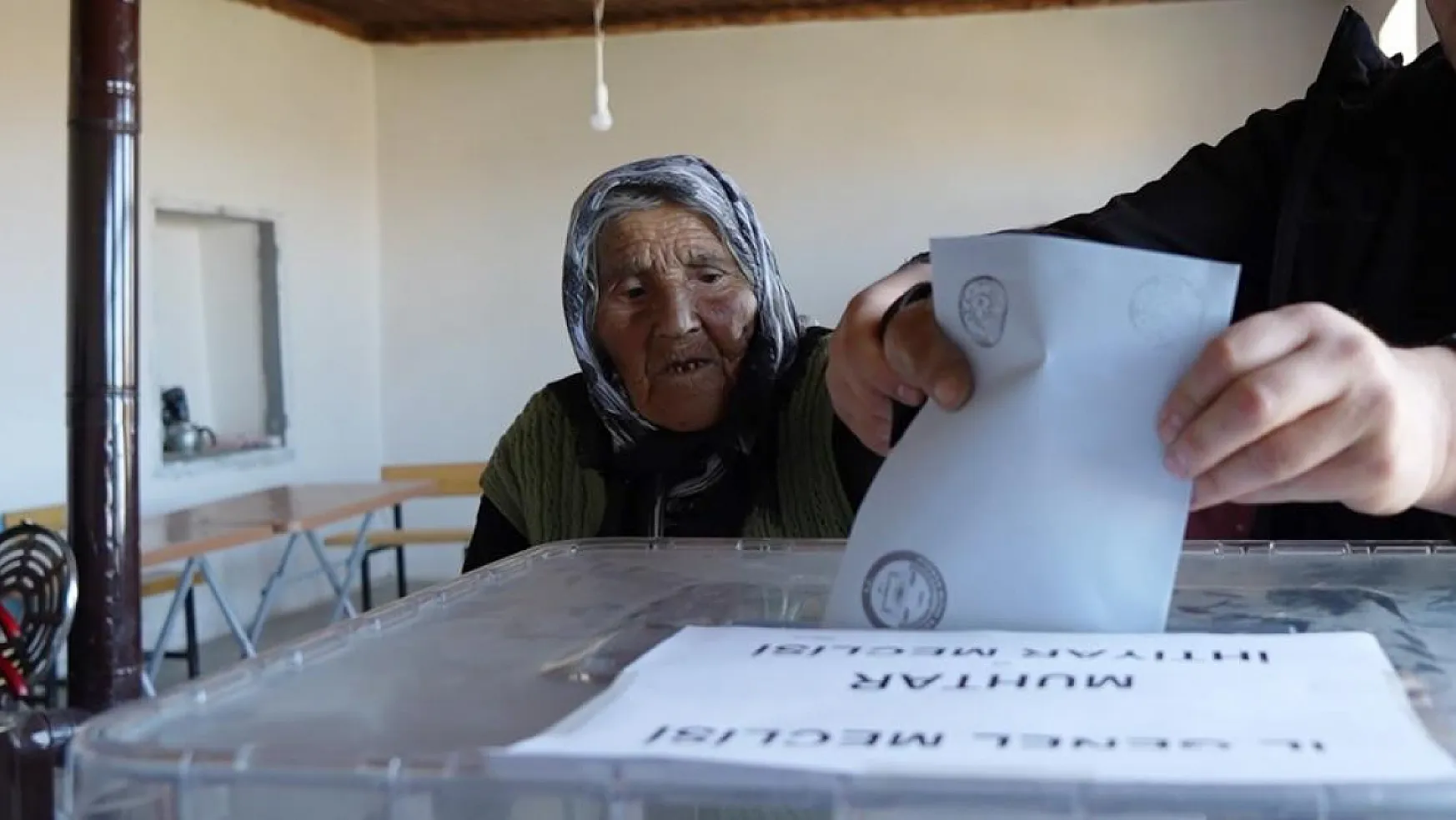 Türkiye'nin en yaşlı seçmeni 117 yaşındaki Arzu nine
