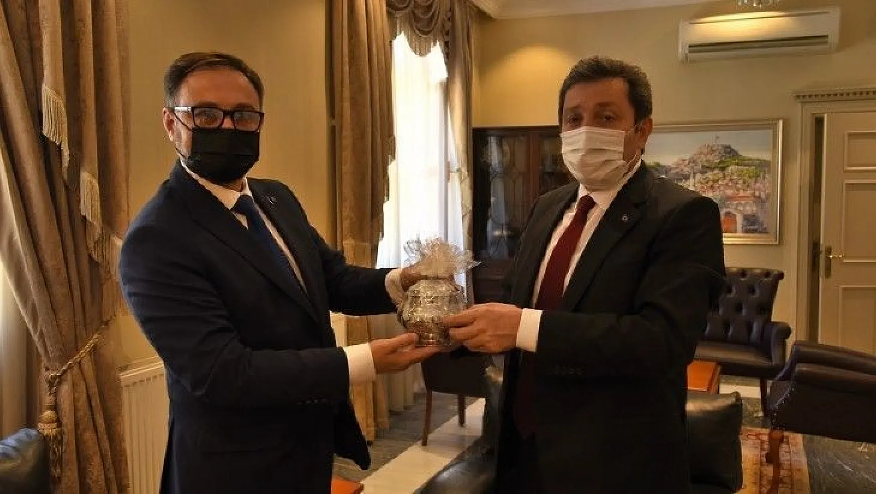 Ukrayna'nın Antalya Konsolosu Emir Rustamov Vali Orhan Tavlı'yı ziyaret etti