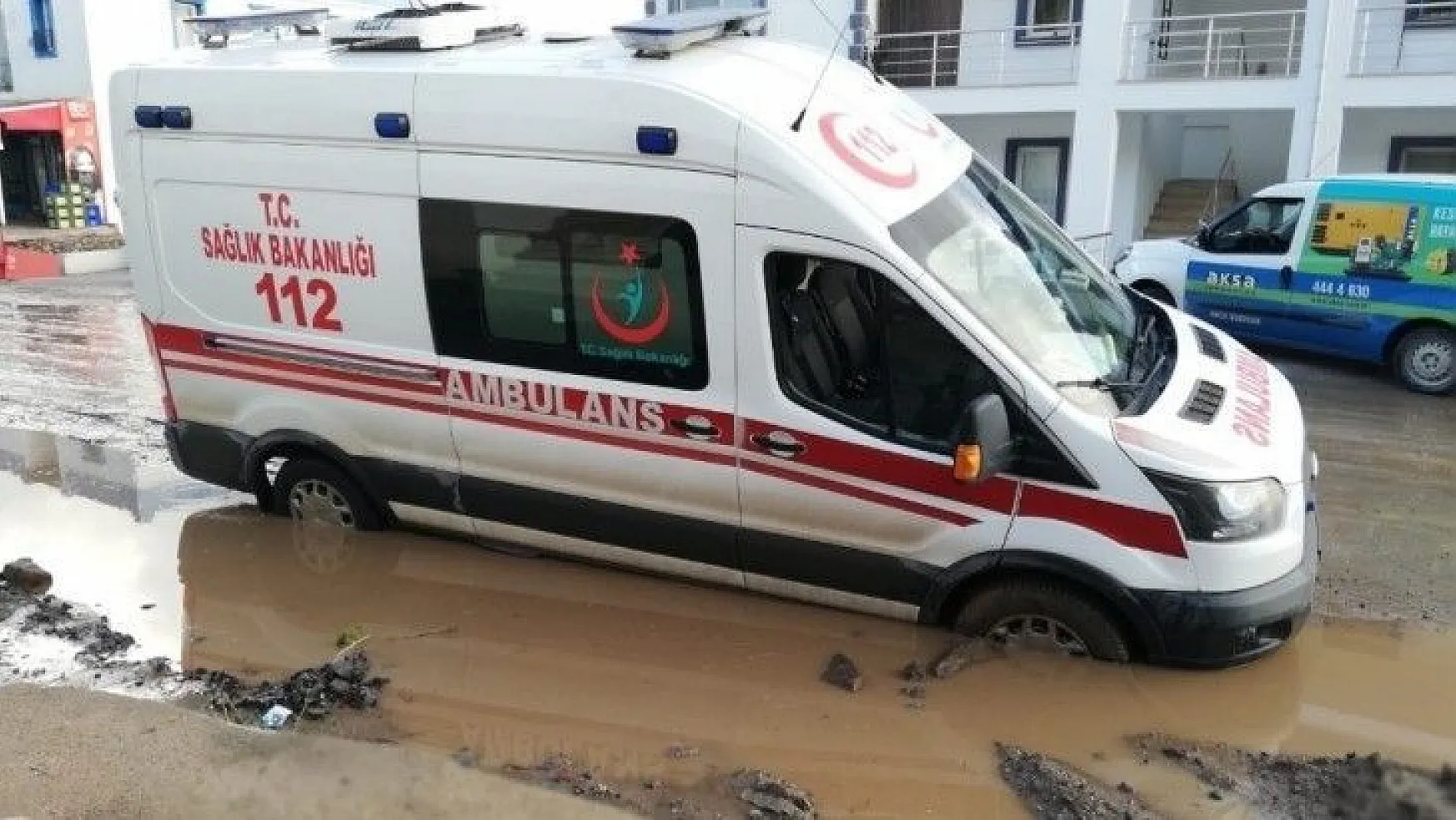Vakaya giden ambulans çamura saplandı